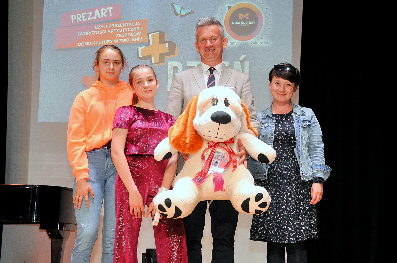 Sekretarz gminy Zwoleń oraz radny Rady Powiatu w Zwoleniu Mirosław Chołuj złożył dzieciom życzenia oraz wręczał nagrody 