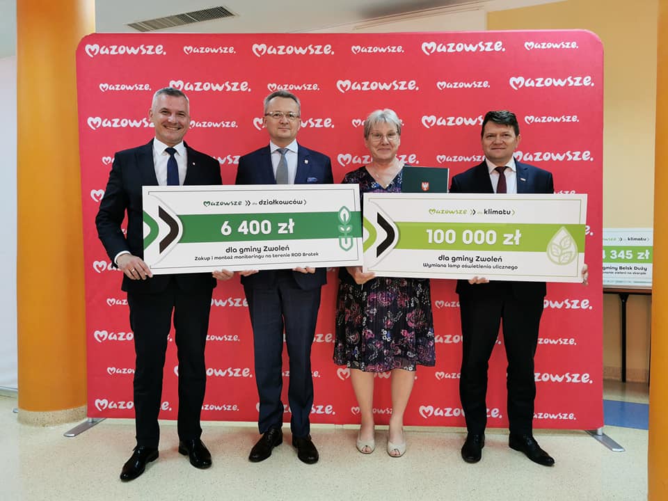 Pamiątkowe zdjęcie burmistrza Arkadiusza Sulimy i skarbnik gminy z wicemarszałkiem Rafałef Rajkowskim po przekazaniu symblicznych czeków.