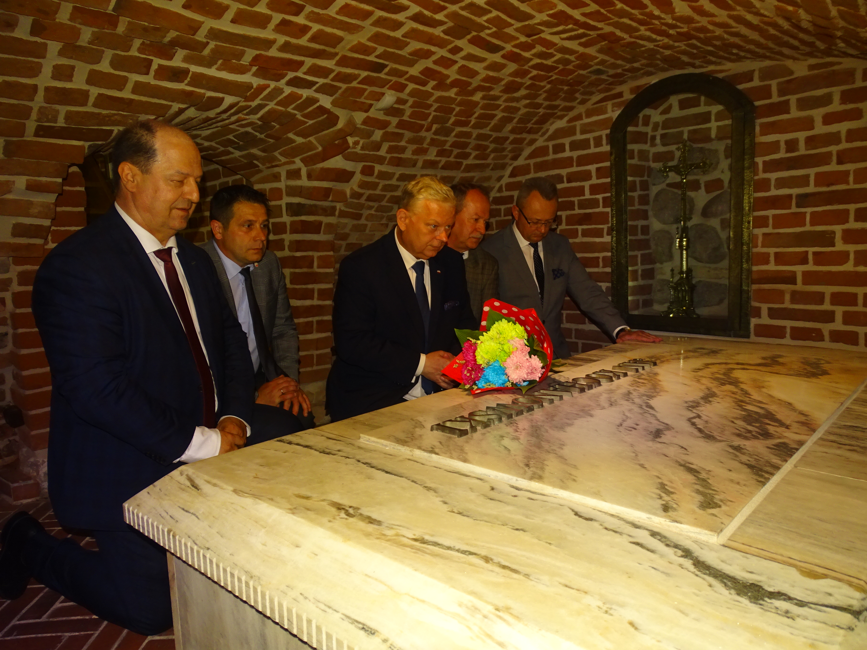 Hołd w Krypcie Kochanowskich wielkiemu poecie oprócz wspólnie z przedstawicielami gminy Zwoleń oddał m.in. Poseł na Sejm RP Marek Suski.