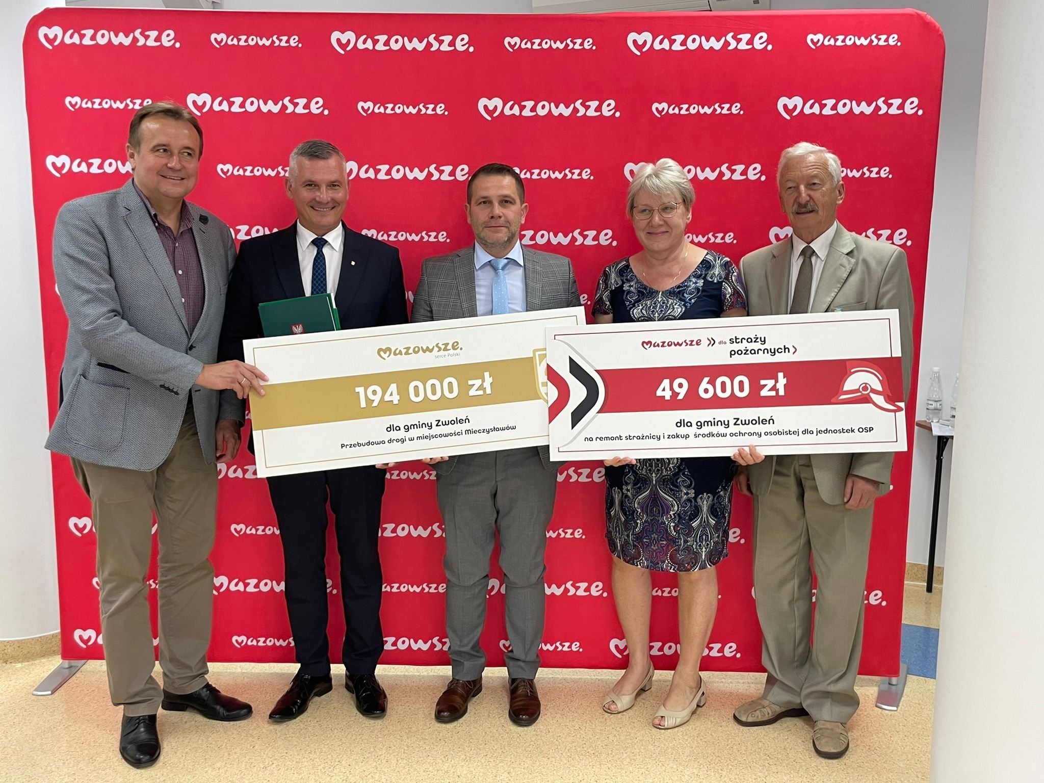 Wicemarszałek Rafał Rajkowski wręczył z-cy burmistrza Grzegorzowi Molendowskiemu symboliczne czeki