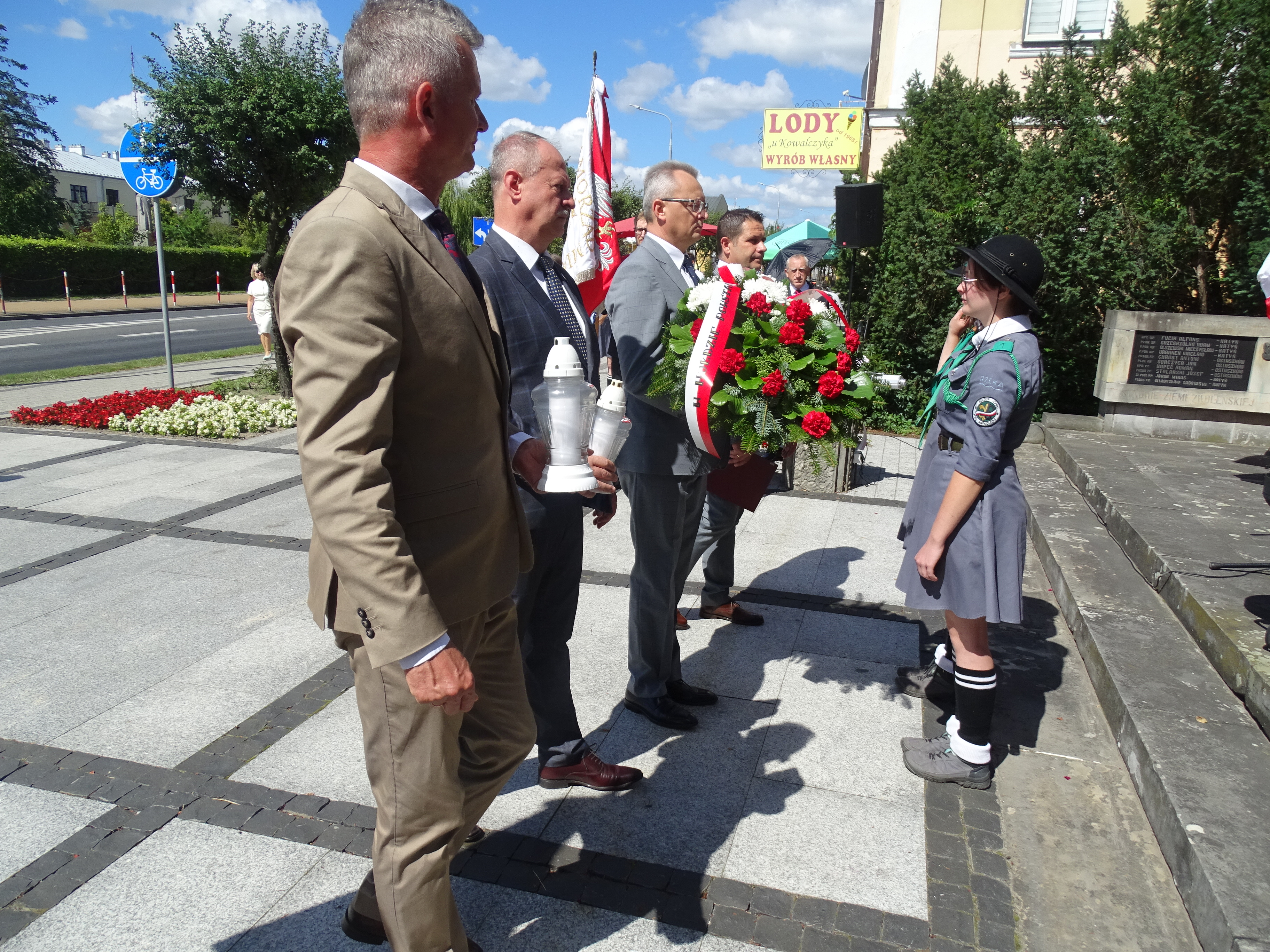 Delegacja gminy Zwoleń na czele z burmistrzem trzymajacym wiązankę kwiatów