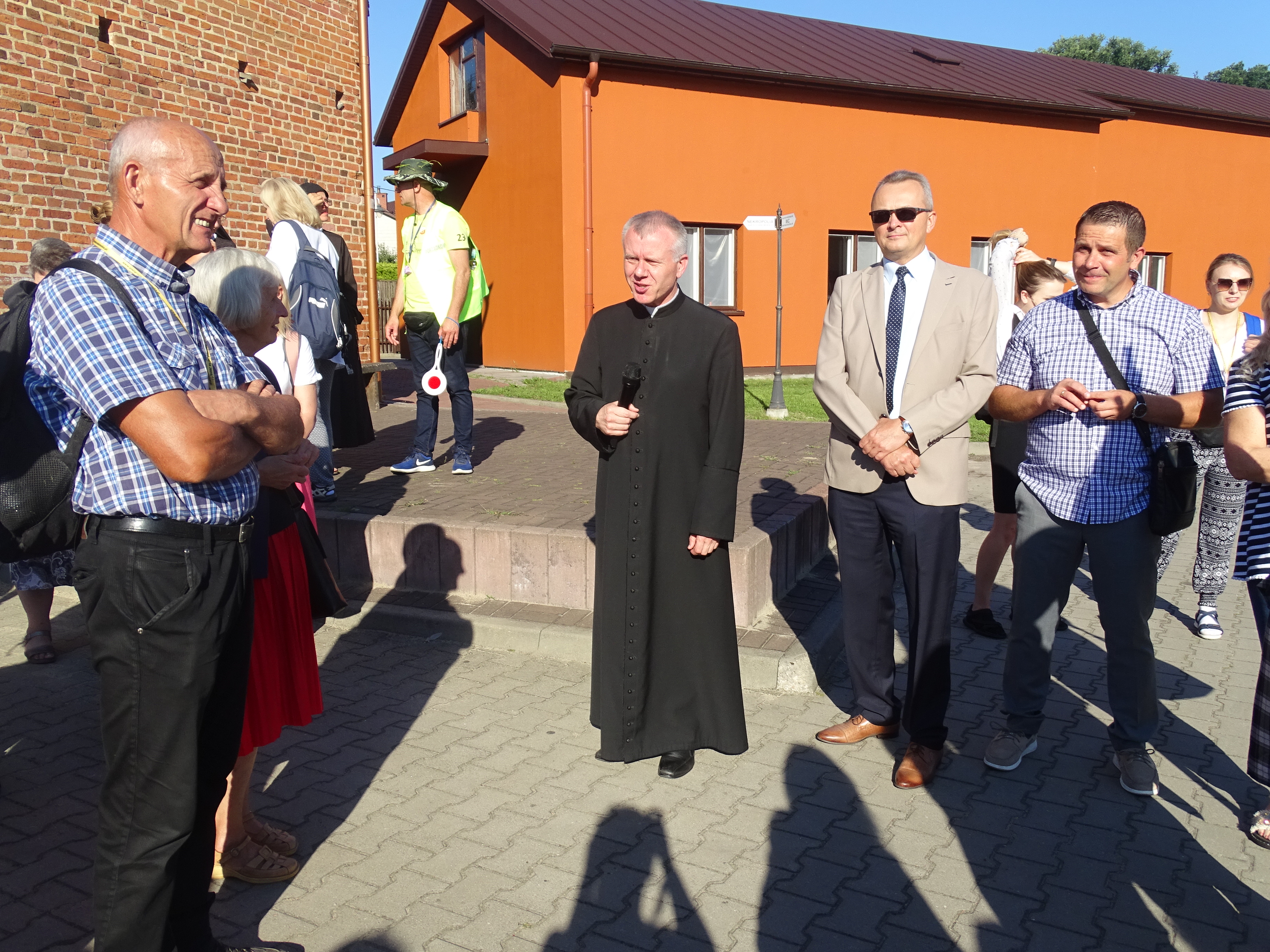 Burmistrz Zwolenia Arkadiusz Sulima życzył pielgrzymom wiele sił i zdrowia 