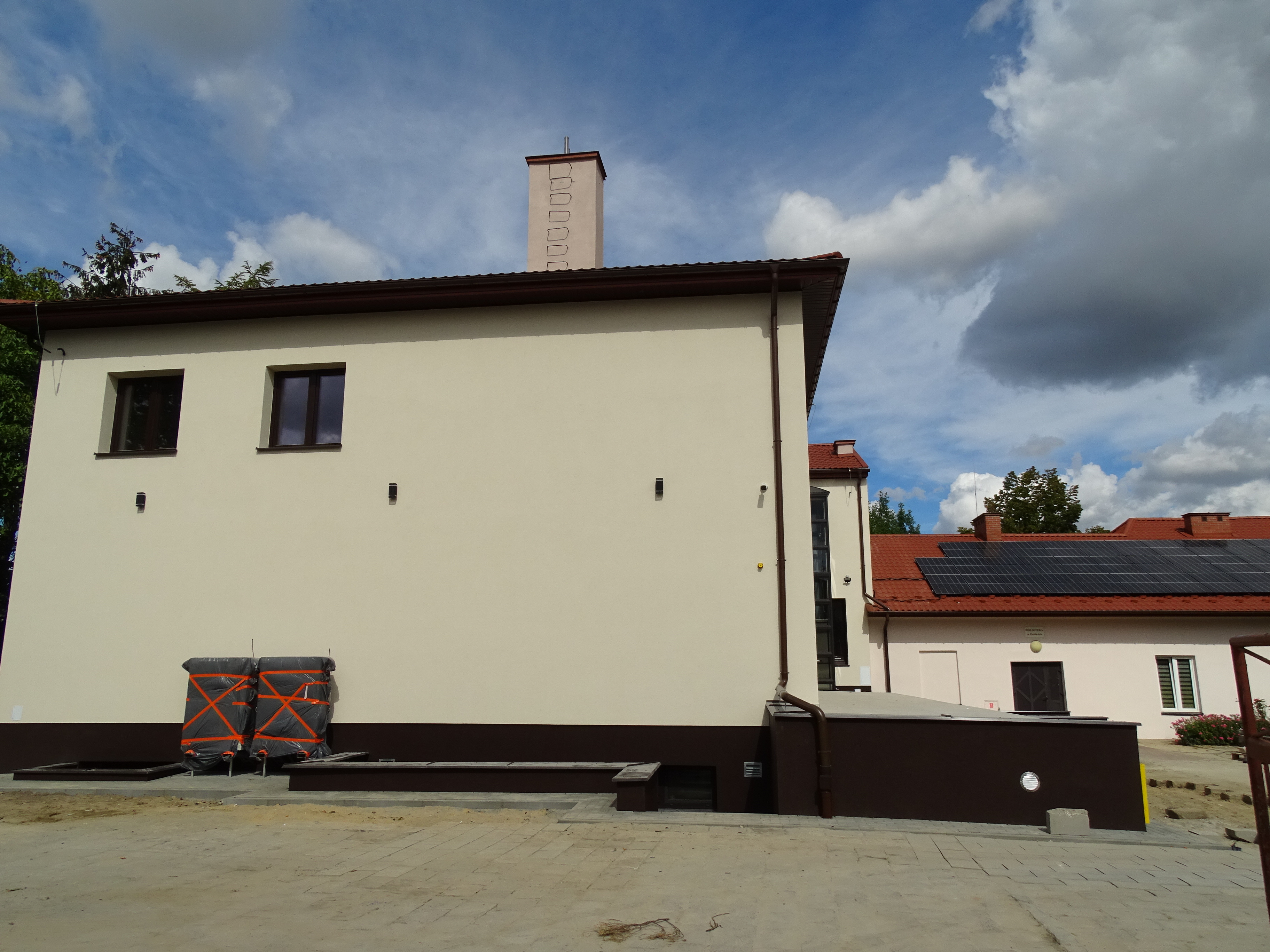 Zdjęcie przedstawia budynek Domu Kultury w trakcie prac remontowych 