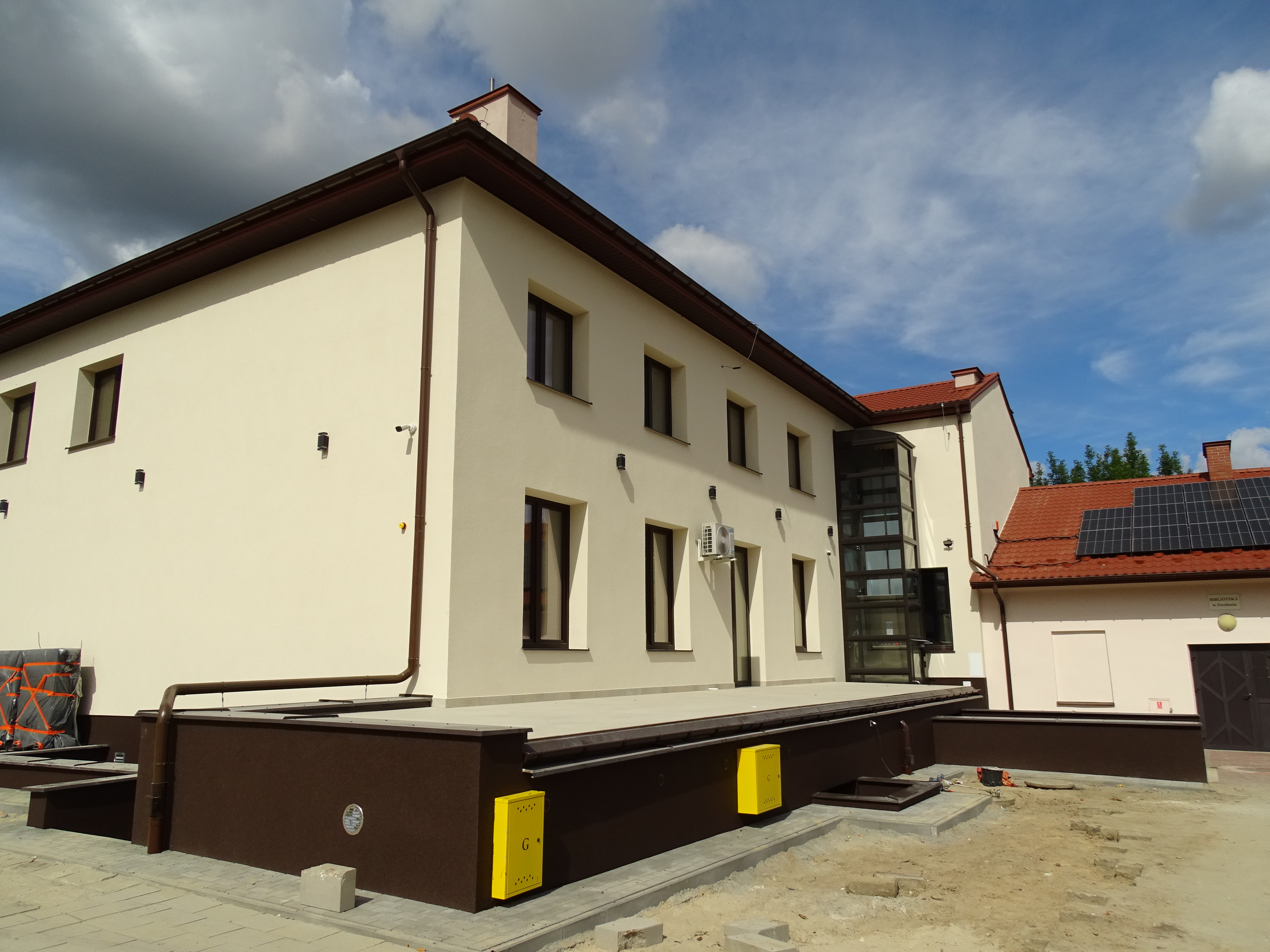 Zdjęcie przedstawia budynek Domu Kultury w trakcie prac remontowych 