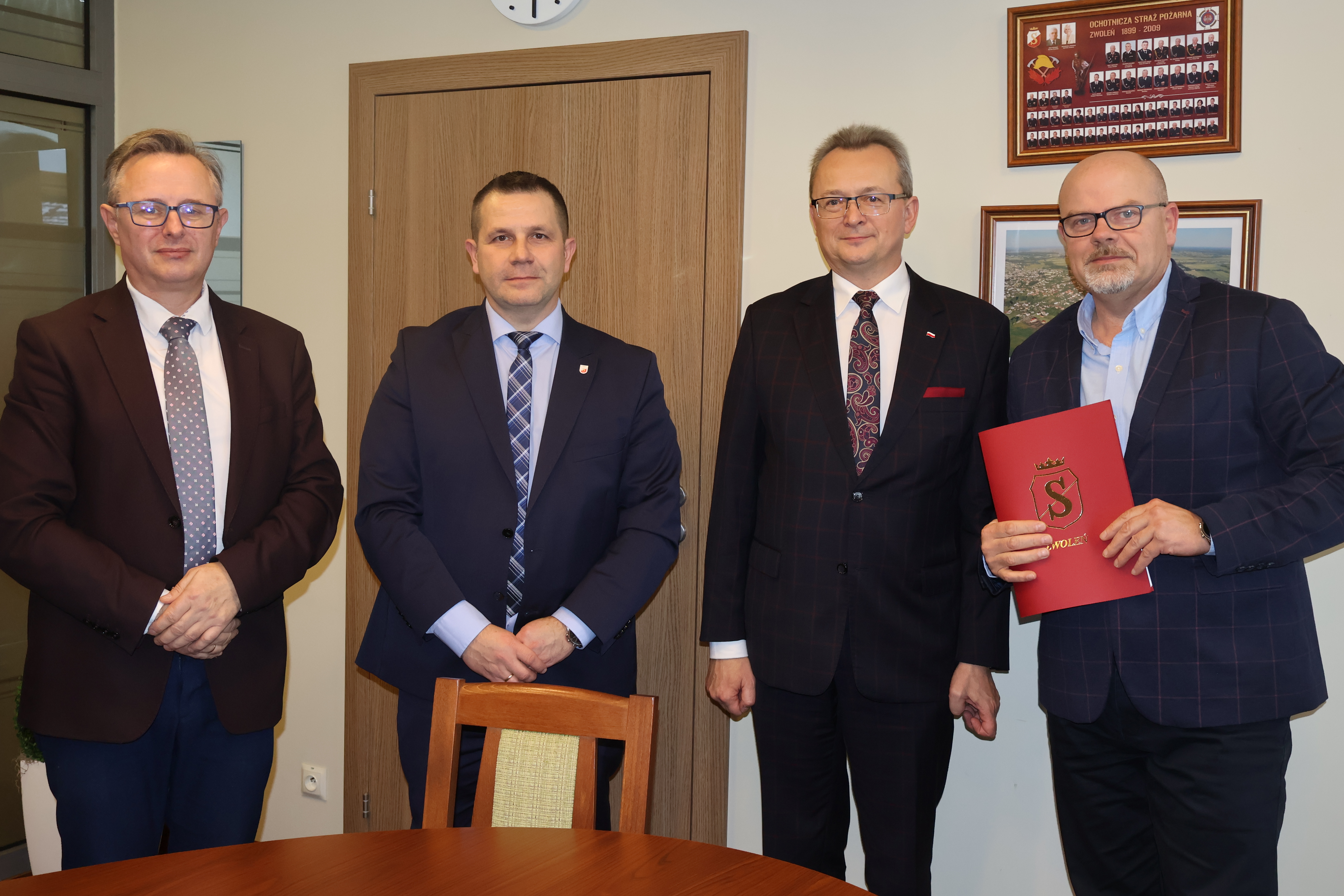 Pamiątkowa fotografia tuż po podpisaniu umowy. Na zdjęciu wspólnie z samorządowcami gminy Zwoleń przedstawiciel Przedsiębiorstwa Produkcyjno-Usługowo-Handlowego „INTERBUD” Sp. z o.o. z Radomia