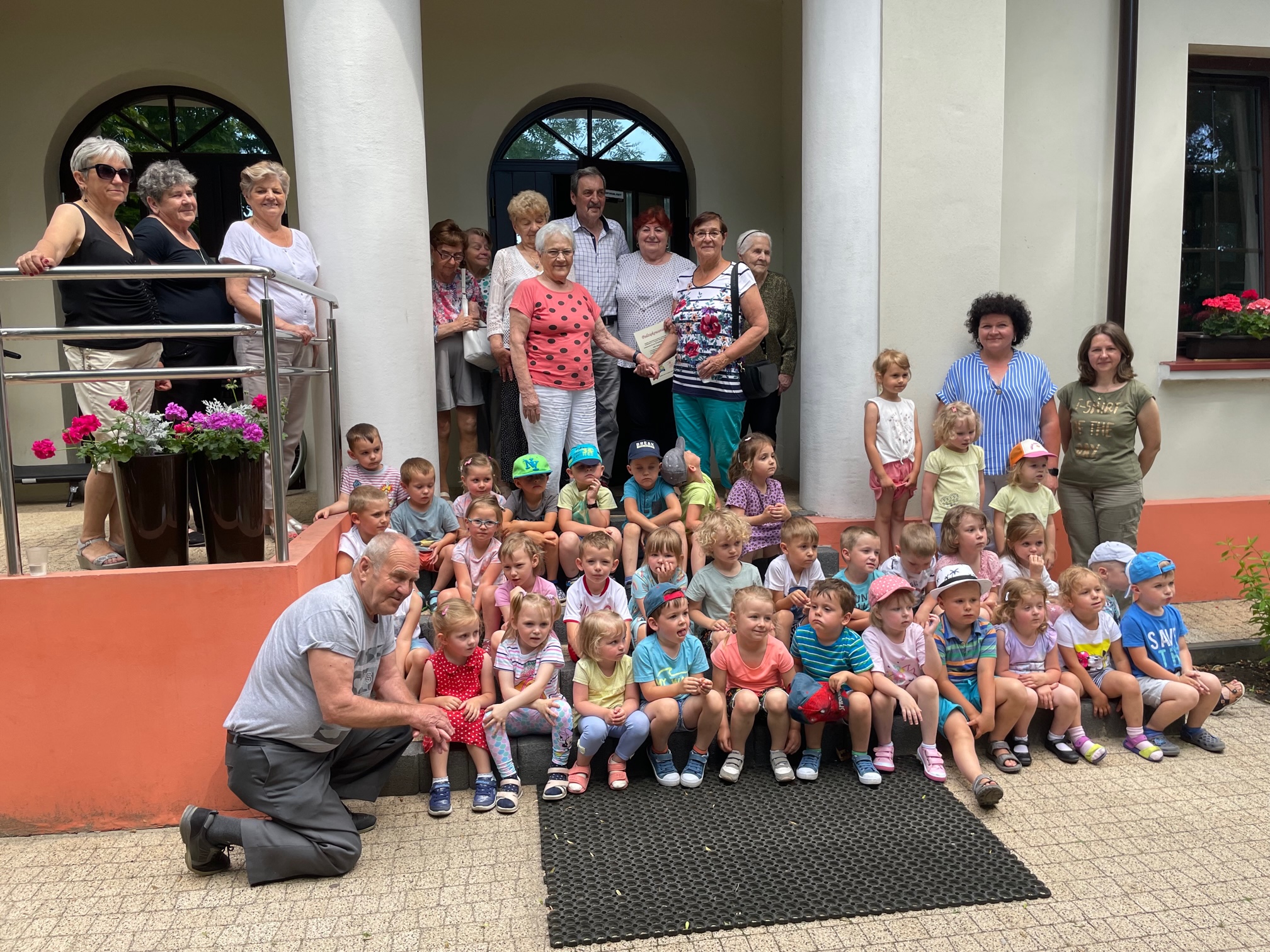 Wspólna fotografia seniorów z przedszkolakami 
