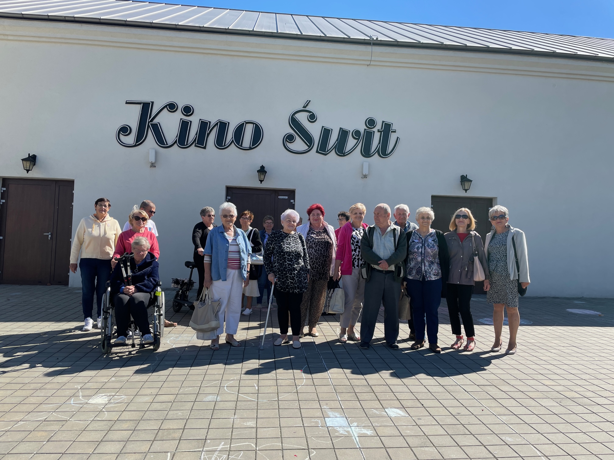 Zdjęcie grupy seniorów przed kinem świt w Zwoleniu