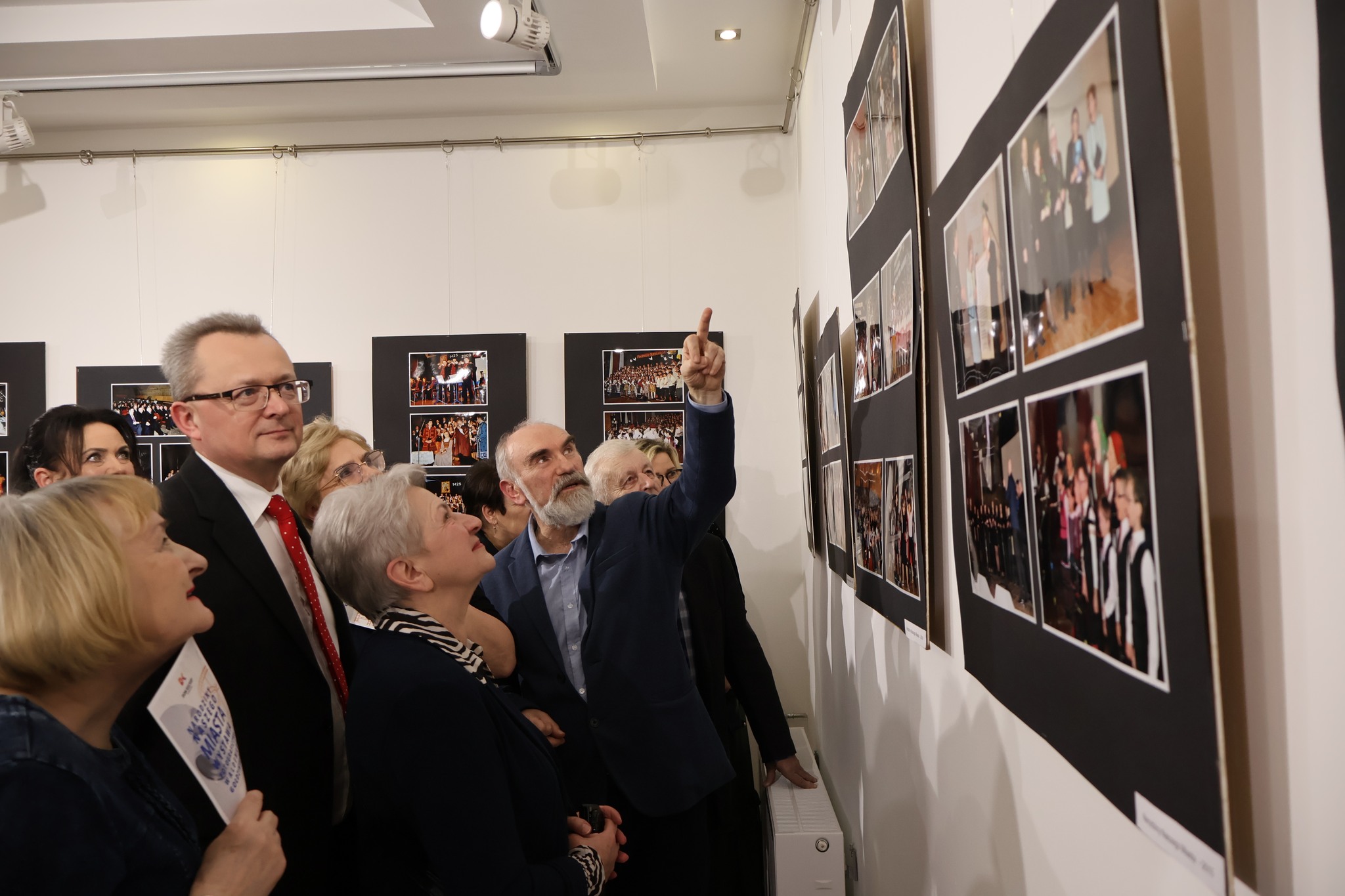 Burmistrz Zwolenia ogląda wystawione fotografie