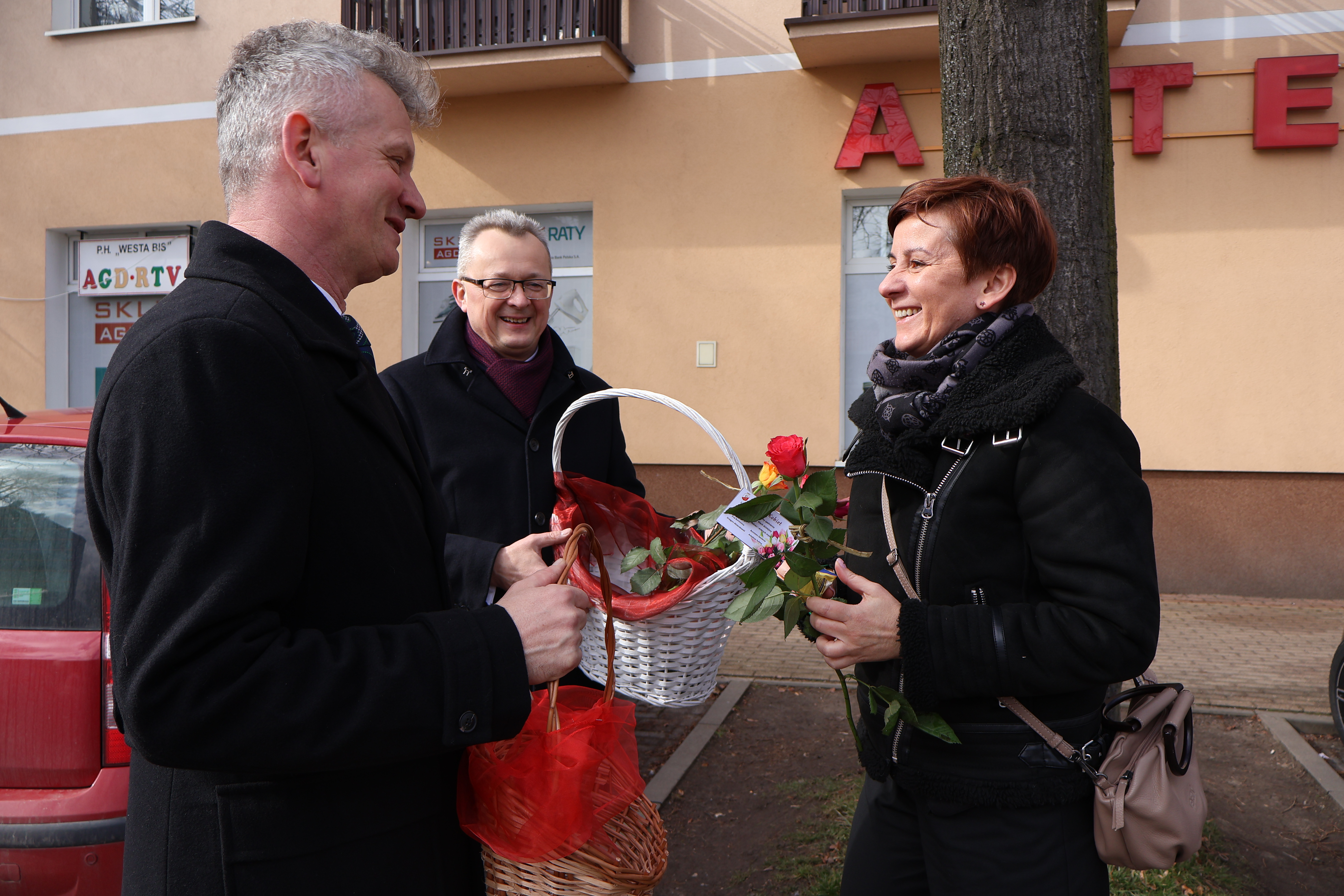 Burmistrz Zwolenia wręczał kobietom róże.