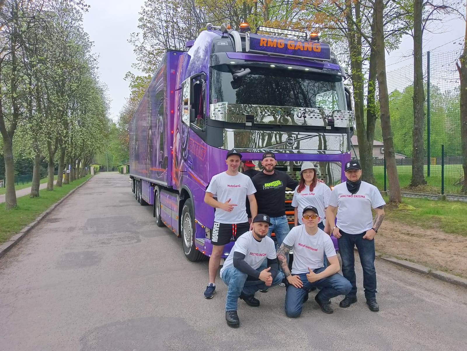 Wspólna fotografia organizatorów z Raptusem RMG na tle jego słynnej ciężarówki. 
