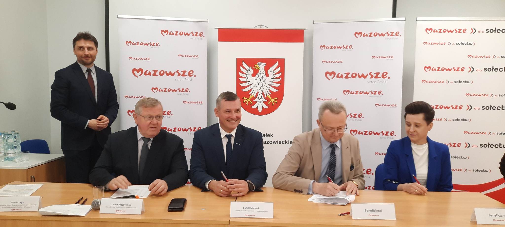Burmistrz Zwolenia Arkadiusz Sulima podpisuje umowę.