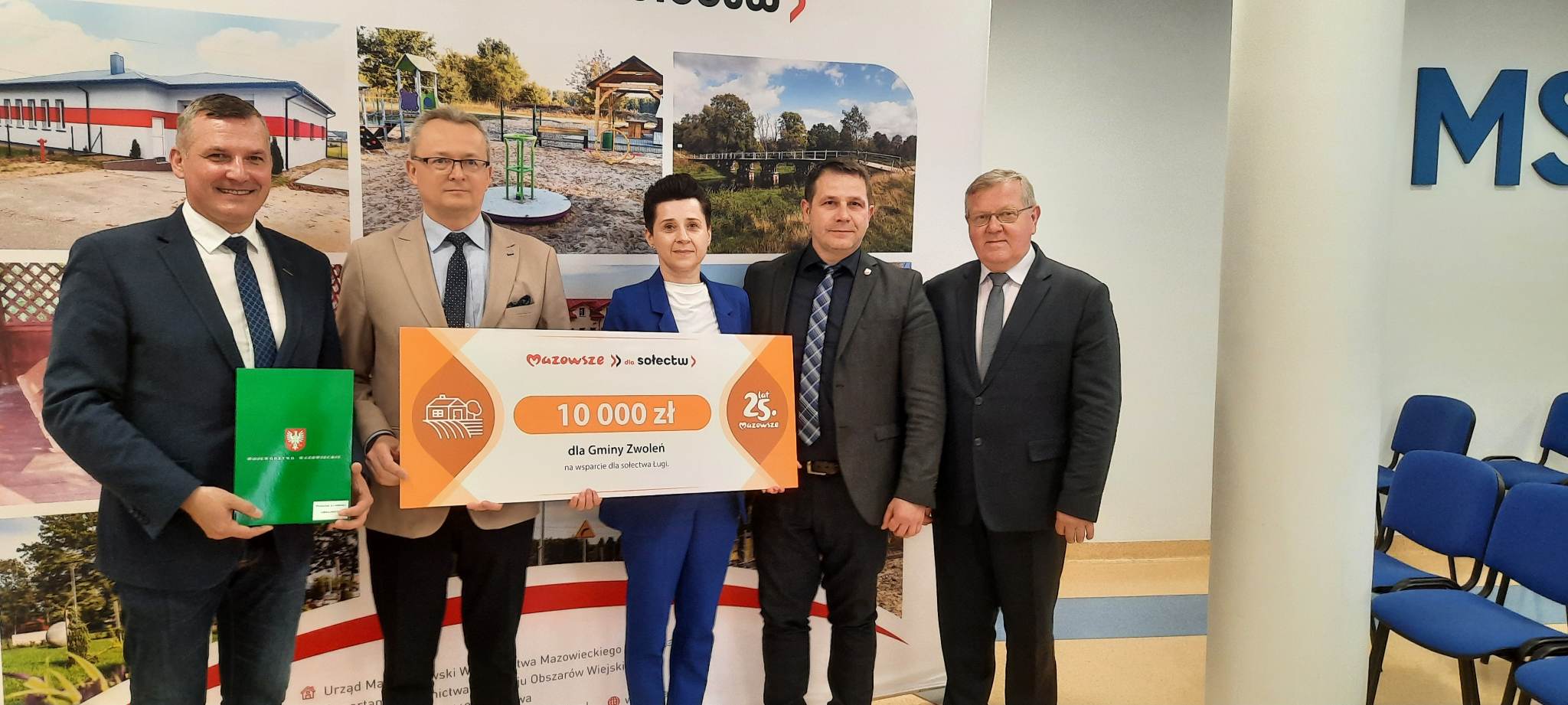 Wspólna fotografia wykonana po podpisaniu umowy.
