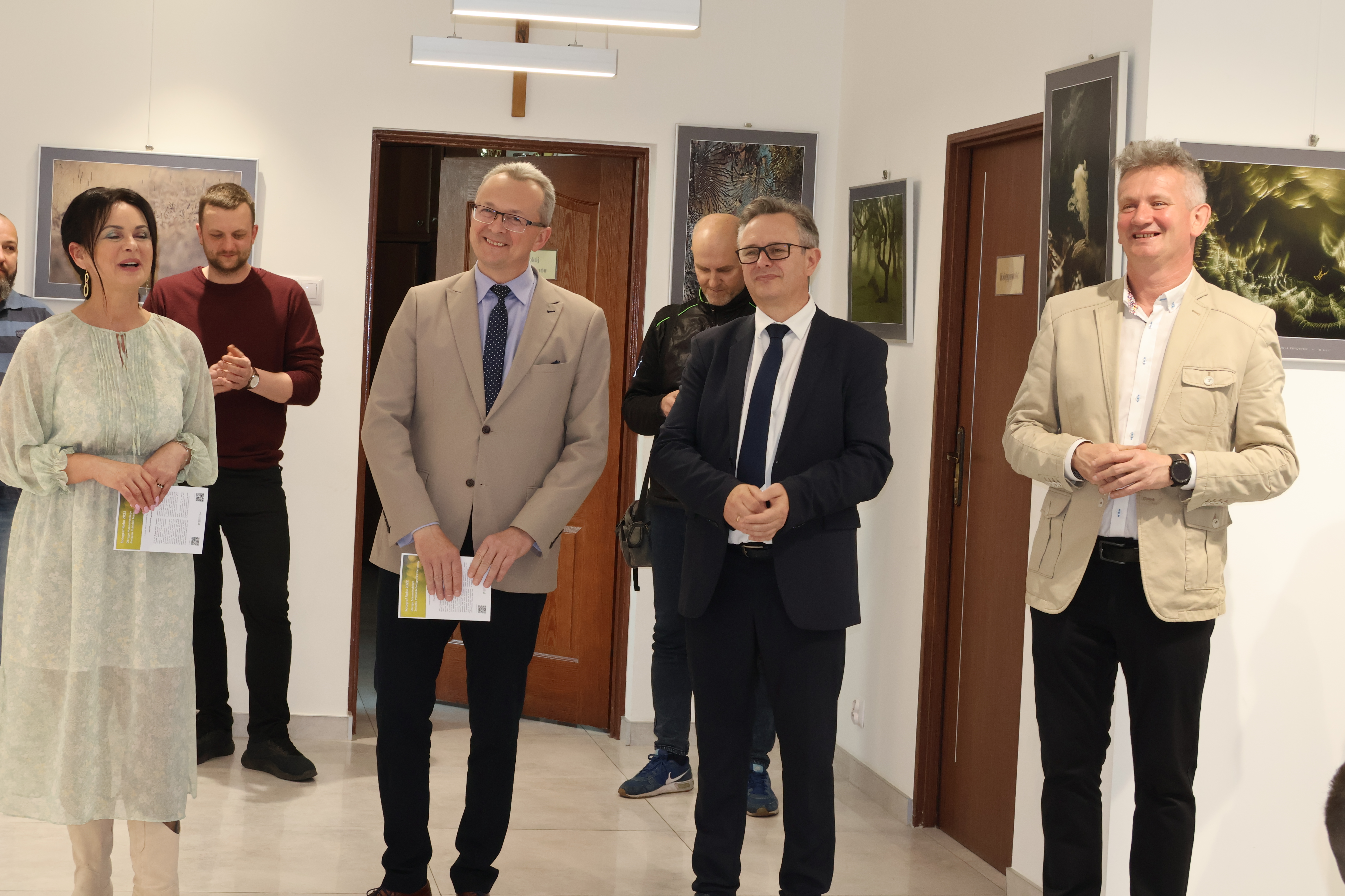 Na zdjęciu burmistrz Zwolenia Arkadiusz Sulima dokonuje oficjalnego otwarcia wystawy 