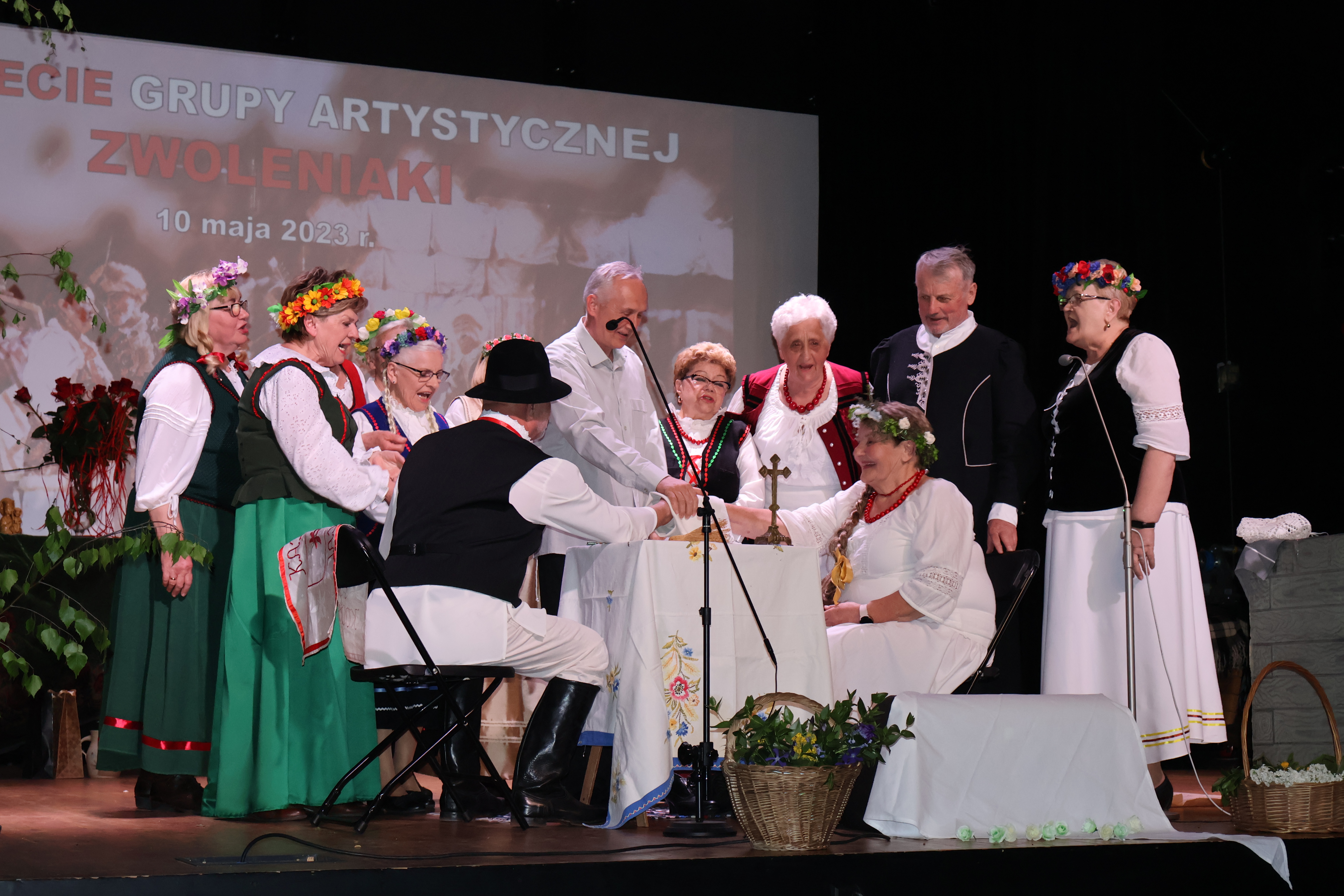 Artyści z okazji jubileuszu wystąpili na scenie w programie pod tytułem „Ojczysty dom”.