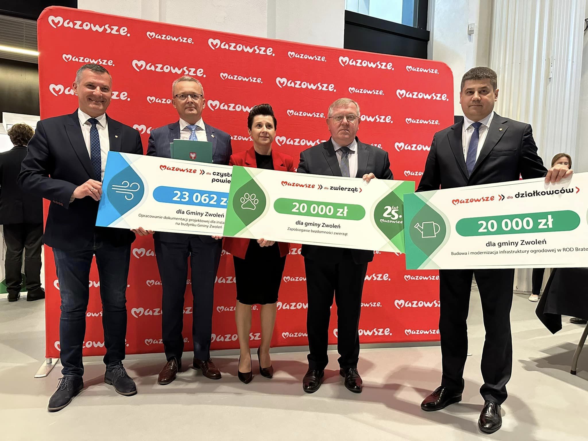 Wspólna fotografia burmistrza Zwolenia i skarbnik gminy z przedstawicielami samorządu województwa mazowieckiego, w tym wicemarszałka Rafała Rajkowskiego. 