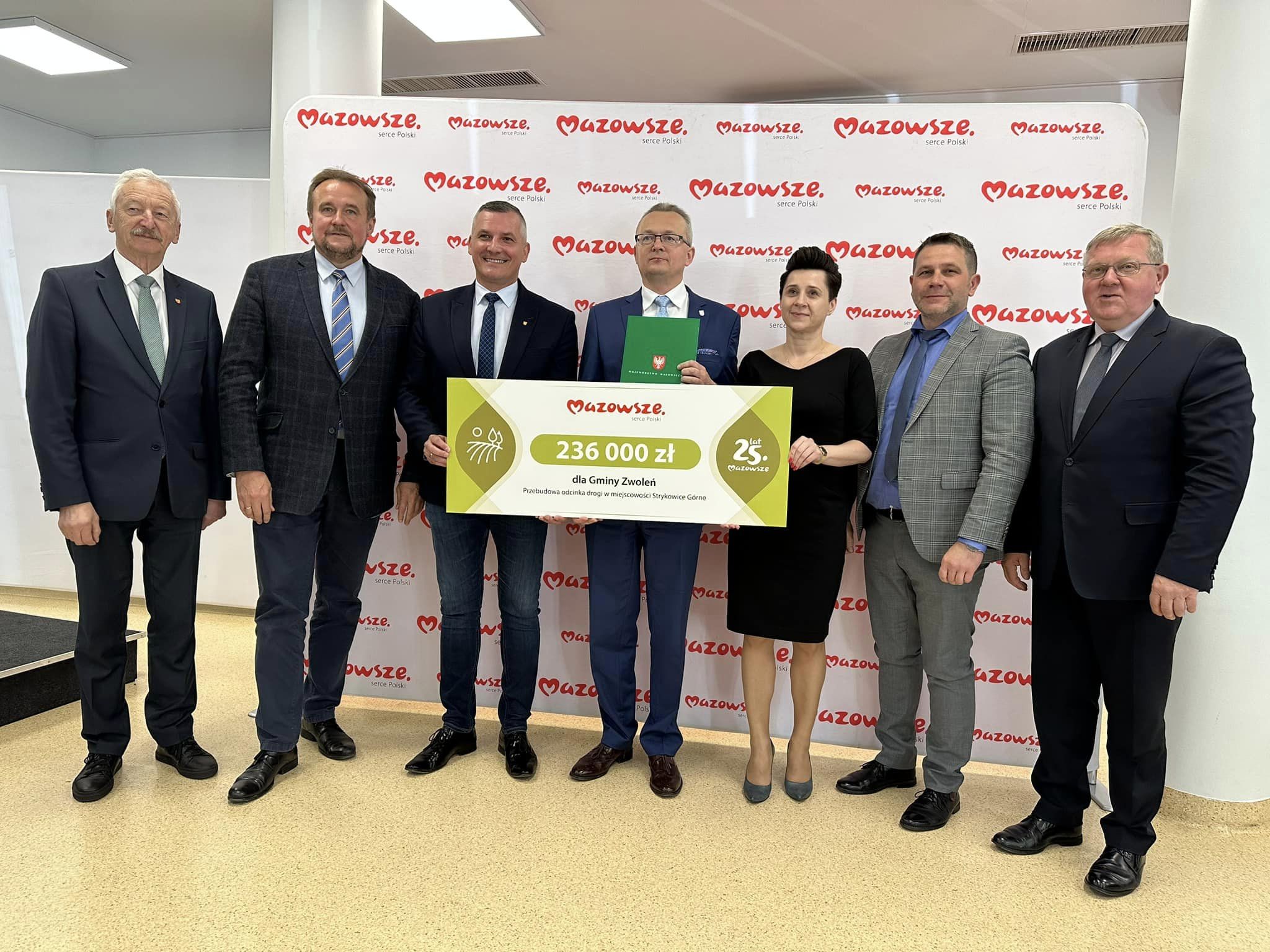 Rafał Rajkowski wicemarszałek województwa mazowieckiego wręczył symboliczny czek na wsparcie burmistrzowi Zwolenia.