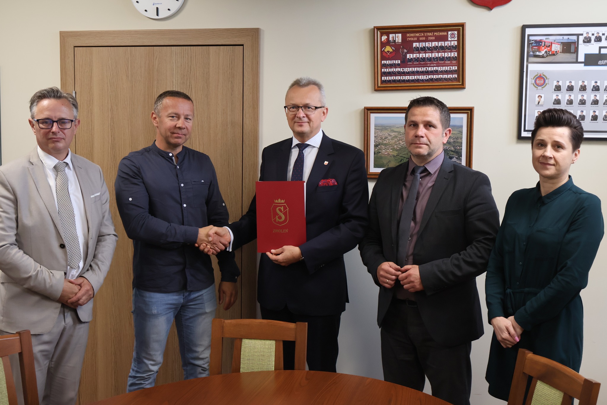 Wspólna fotografia samorządowców gminy Zwoleń z inspektorem 