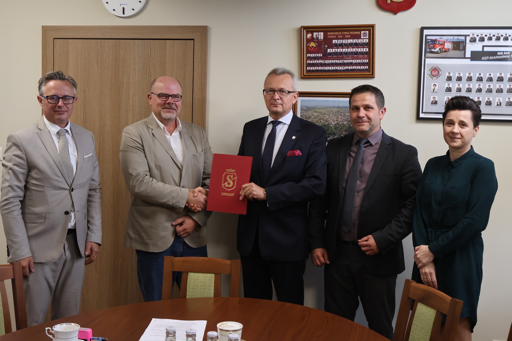 Wspólna fotografia samorządowców gminy Zwoleń z wykonawcą przebudowy.