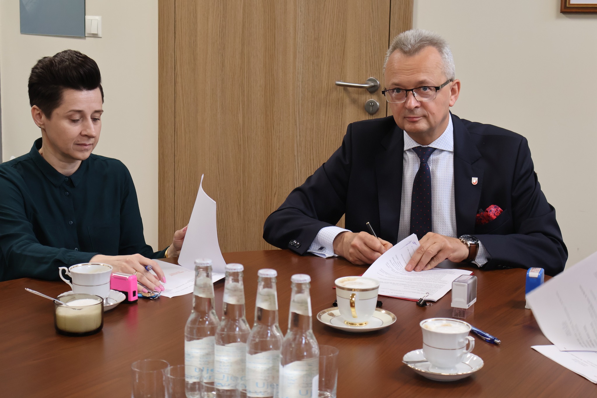 Burmistrz Zwolenia oraz skarbnik gminy podpisują umowę na przebudowę drogi