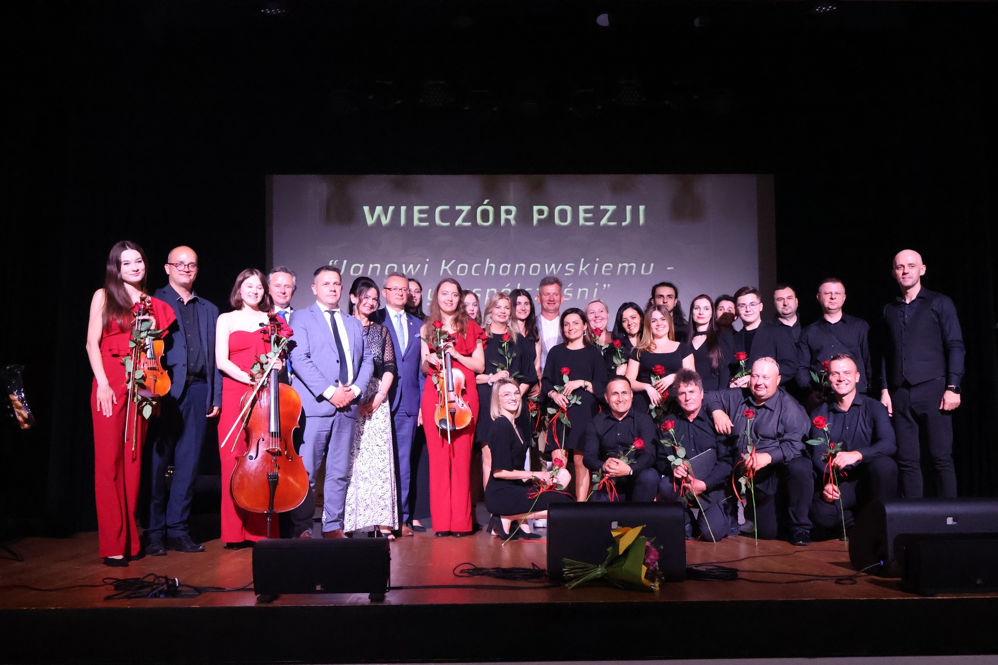 Wspólna fotografia Chóru Kameralnego, Zespołu Vesto Trio i samorządowców 