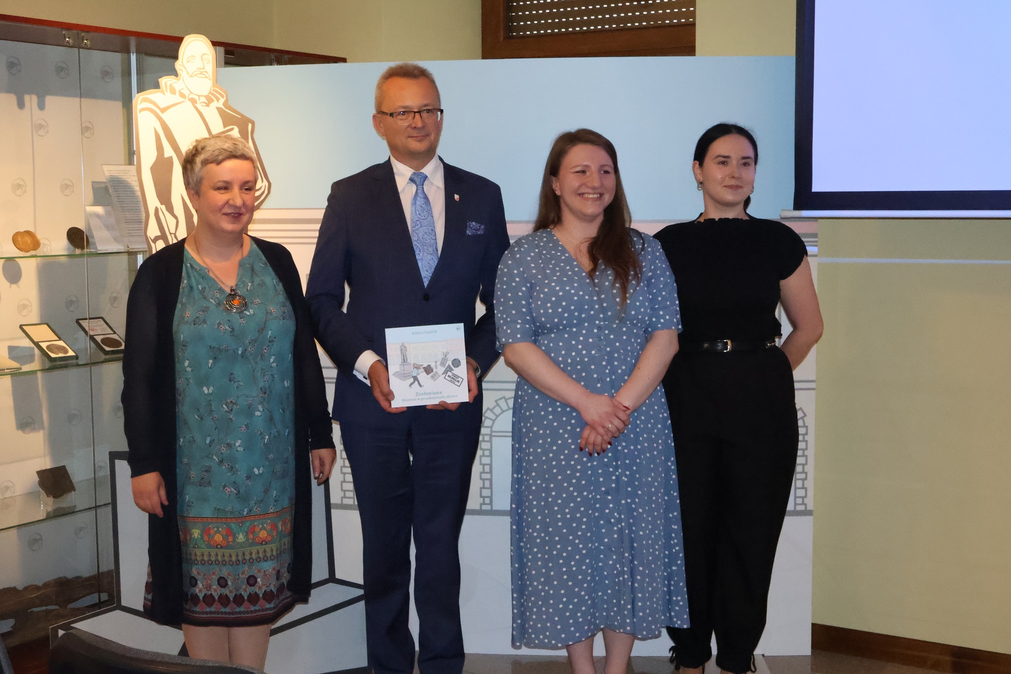 Dyrektor Muzeum Regionalnego, burmistrz Zwolenia i dwie pracownice muzeum