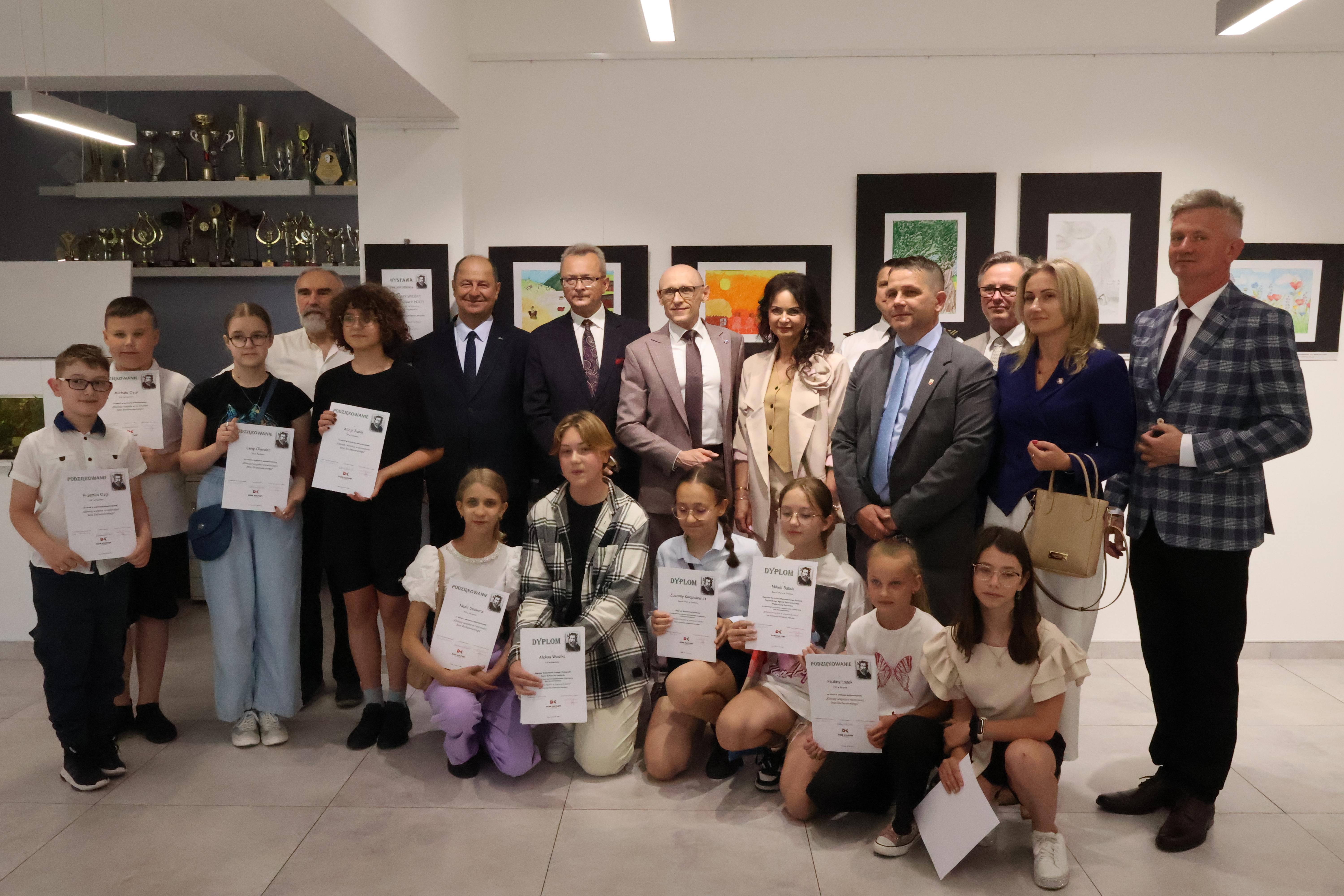 Wspólna fotografia uczestników konkursu z organizatorami oraz fundatorami nagród 