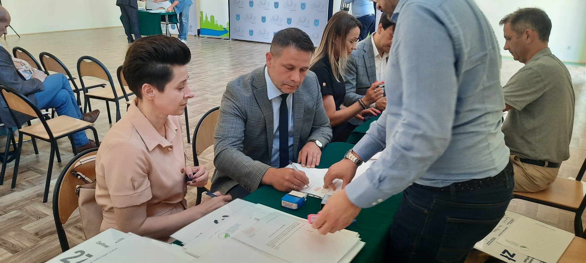 Z-ca burmistrza Grzegorz Molendowski i skarbnik gminy Anna Potucha podpisują umowę. 
