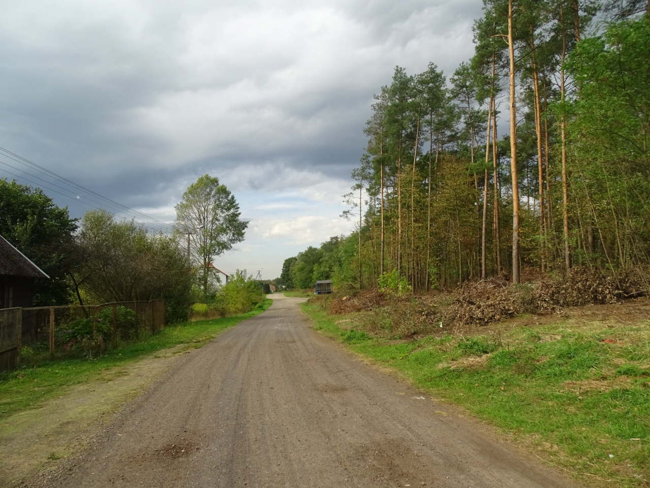 Zdjęcie drogi w Wacławowie przed przebudową.