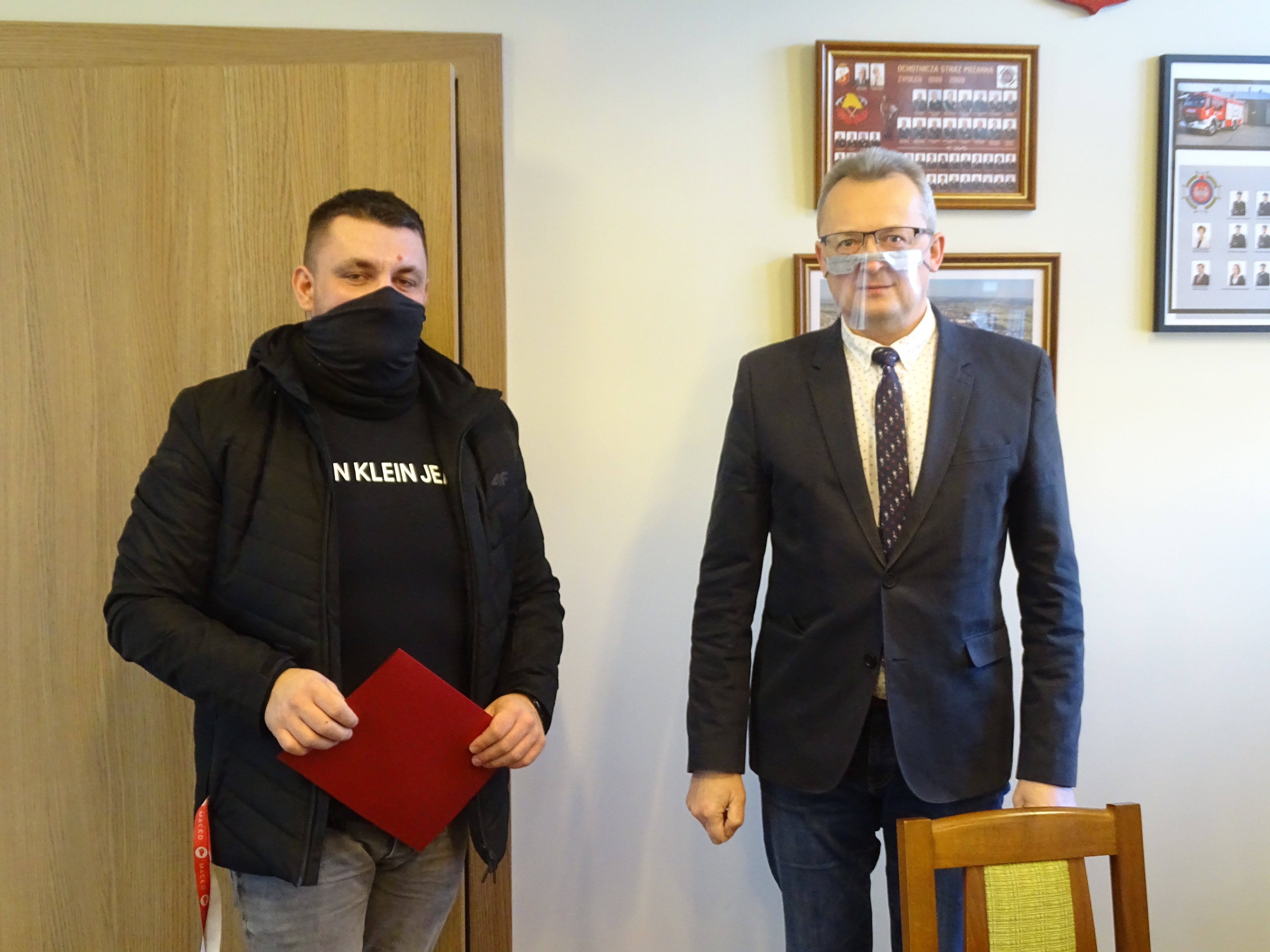 Umowę na przebudowę chodnika podpisali: burmistrz Zwolenia Arkadiusz Sulima oraz Kamil Krawczyk przedstawiciel wykonawcy.