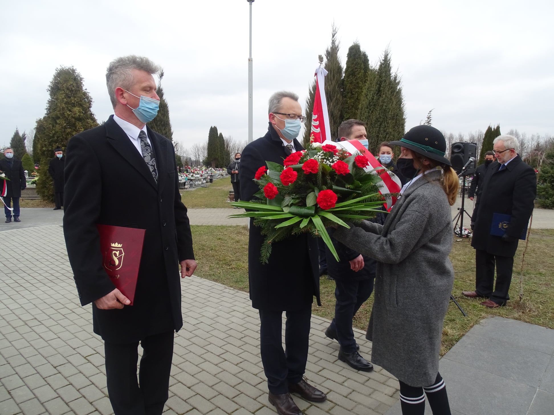 Wśród delegacji składających kwiaty obecna była delegacja Gminy Zwoleń na czele z burmistrzem Zwolenia Arkadiuszem Sulimą.