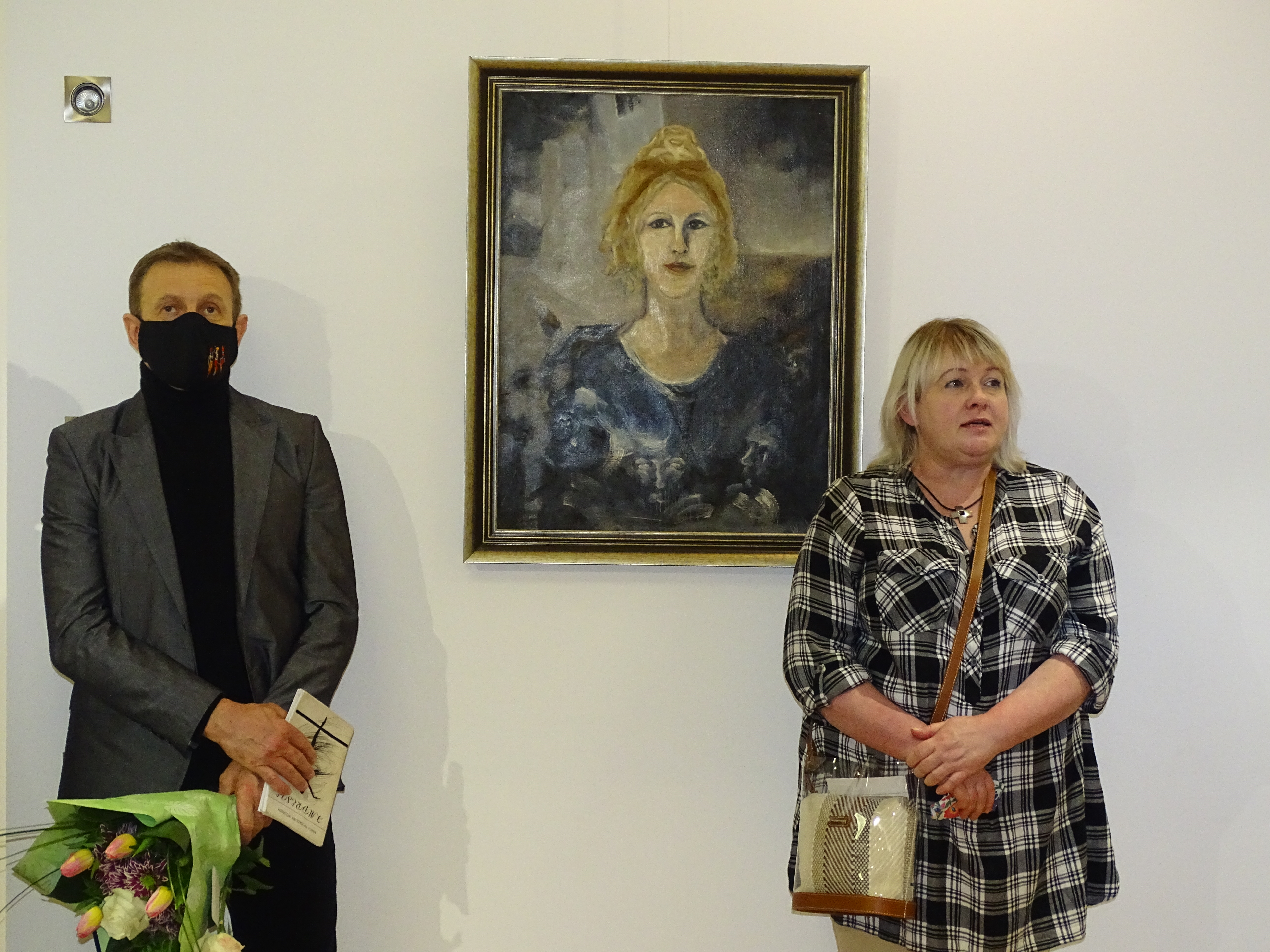 O historii powstawania obrazów oraz o życiu ich autorki opowiadały jej dzieci - Kinga Mazur i Rafał Wojtaszka.