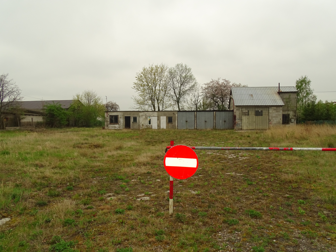 działka z budynkami przed rozpoczeciem inwestycji