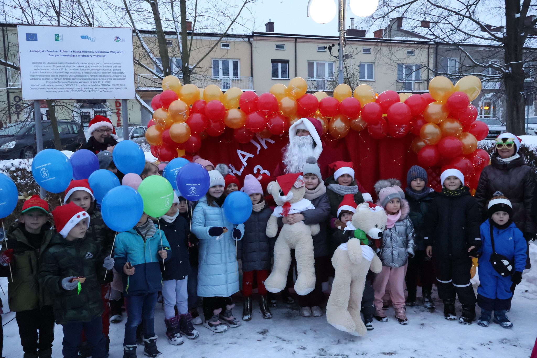 Uczestnicy konkursu wraz z Mikołajem 
