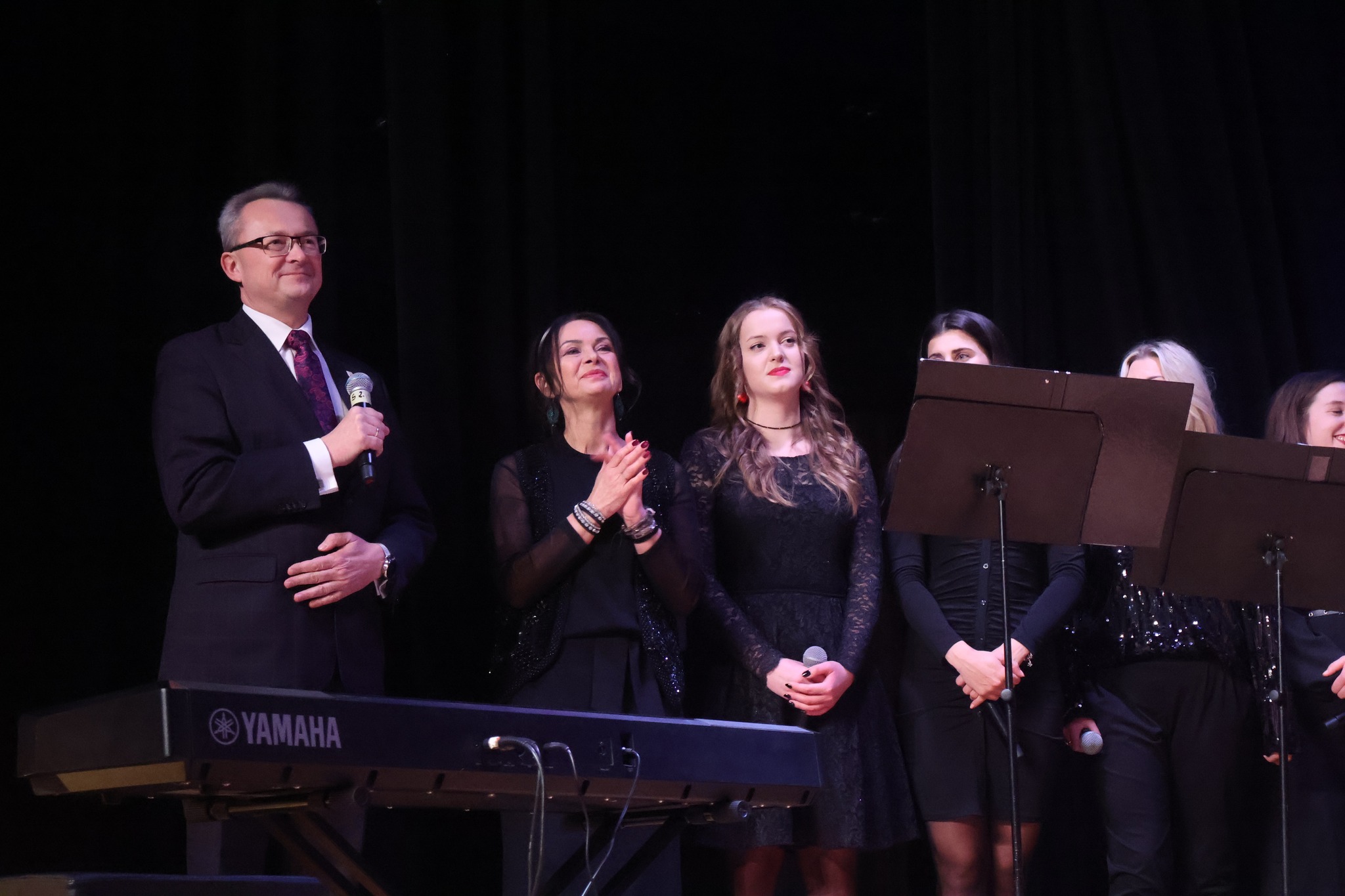 Burmistrz Arkadiusz Sulima gratuluje pięknego występu