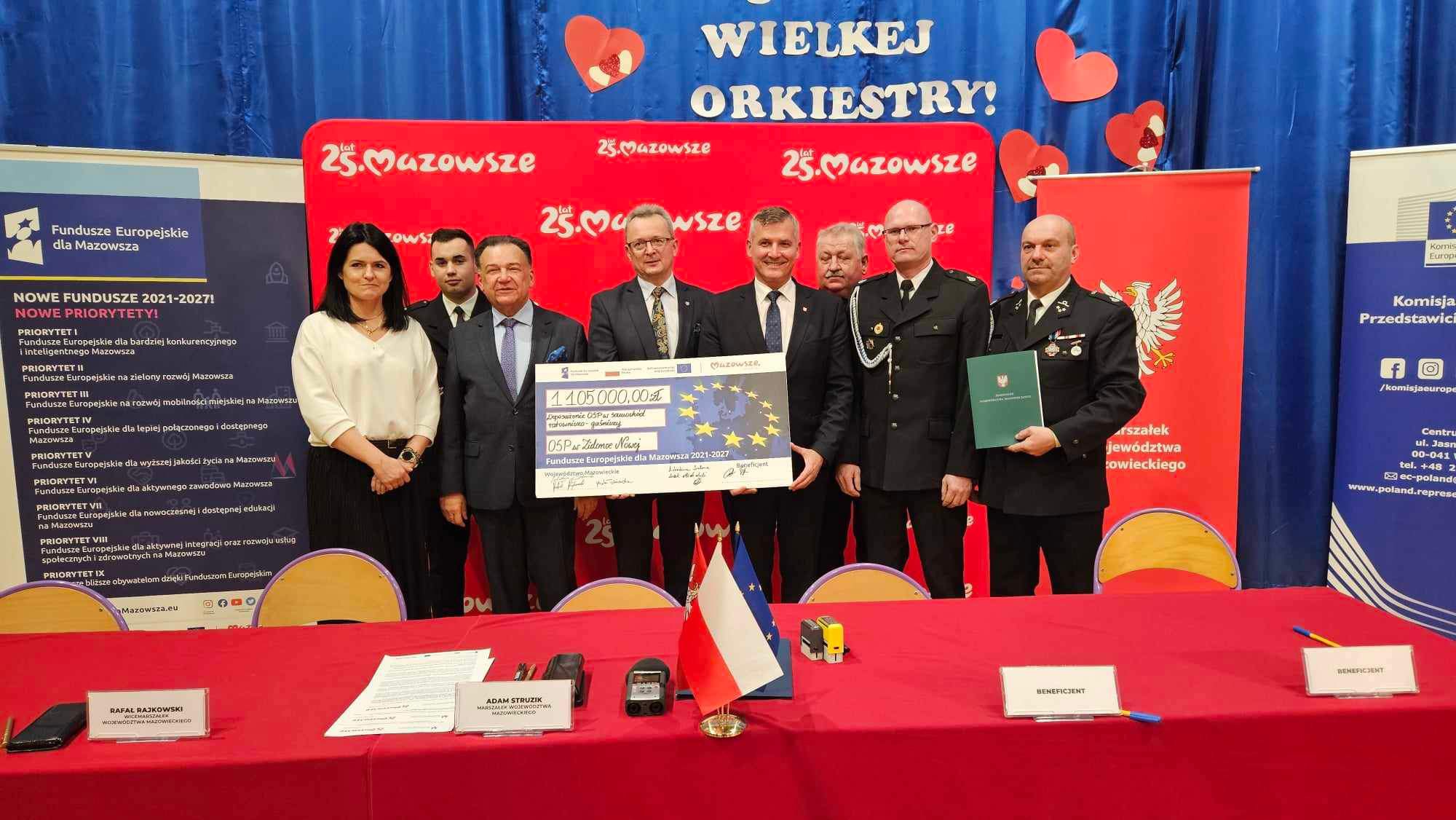 Pamiątkowe zdjęcie z podpisania umowy na samochód 