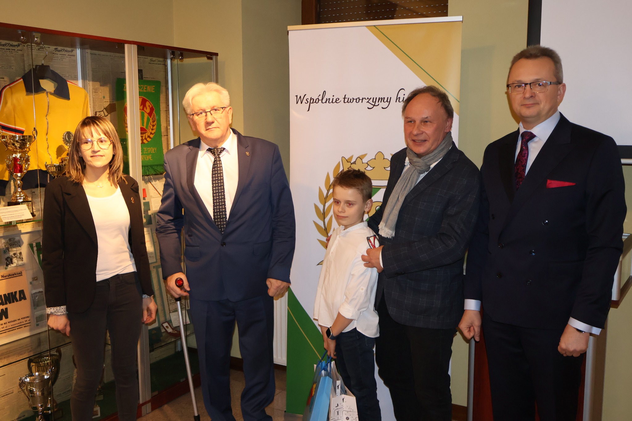 Laureat konkursu w kategorii szkół podstawowych - Jan Bartosiewicz otrzymał nagrody z rąk m.in. starosty zwoleńskiego - Stefana Bernaciaka oraz burmistrza Zwolenia - Arkadiusza Sulimy.