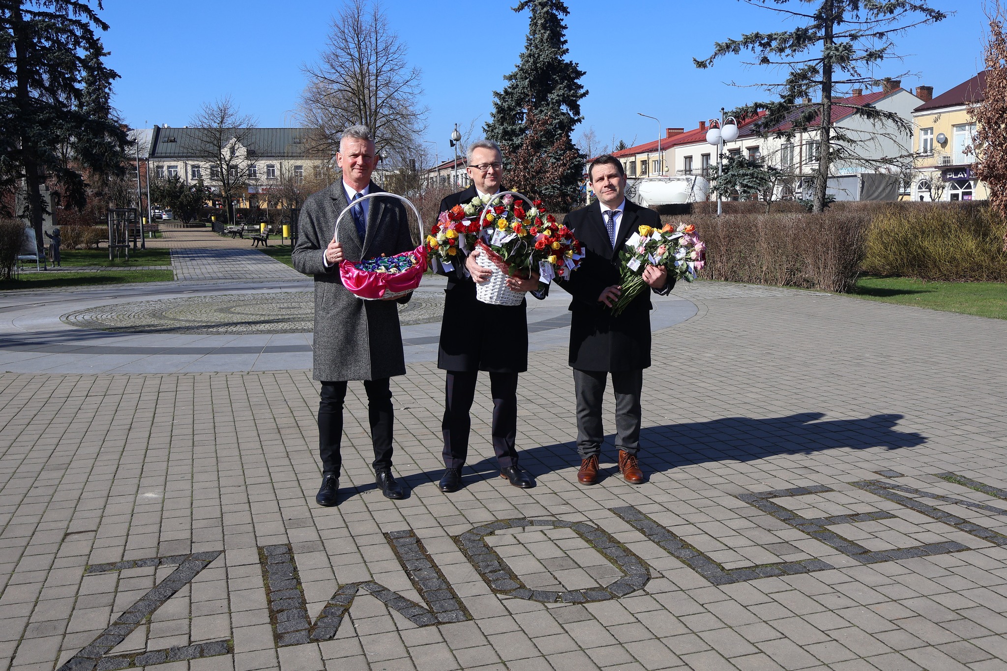 Kwiaty paniom wręczali: burmistrz Zwolenia Arkadiusz Sulima, z-ca burmistrza Grzegorz Molendowski i sekretarz gminy Mirosław Chołuj.