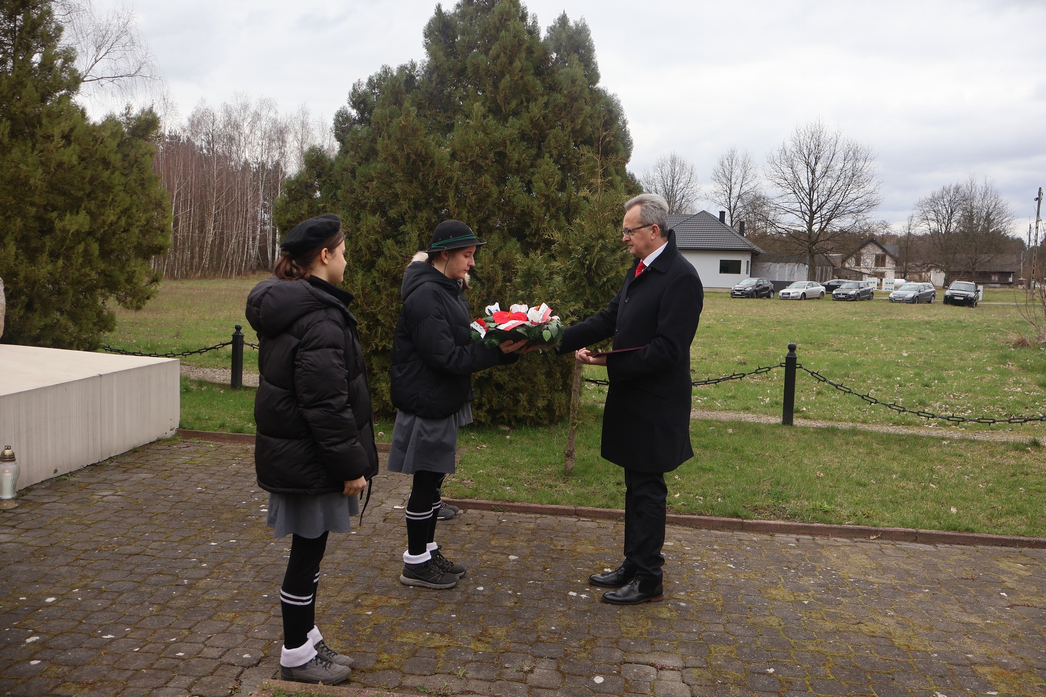 Kwiaty i znicze przedstawiciele samorządu na czele z burmistrzem Zwolenia Arkadiuszem Sulimą złożyli także przy pamiątkowym kamieniu. 