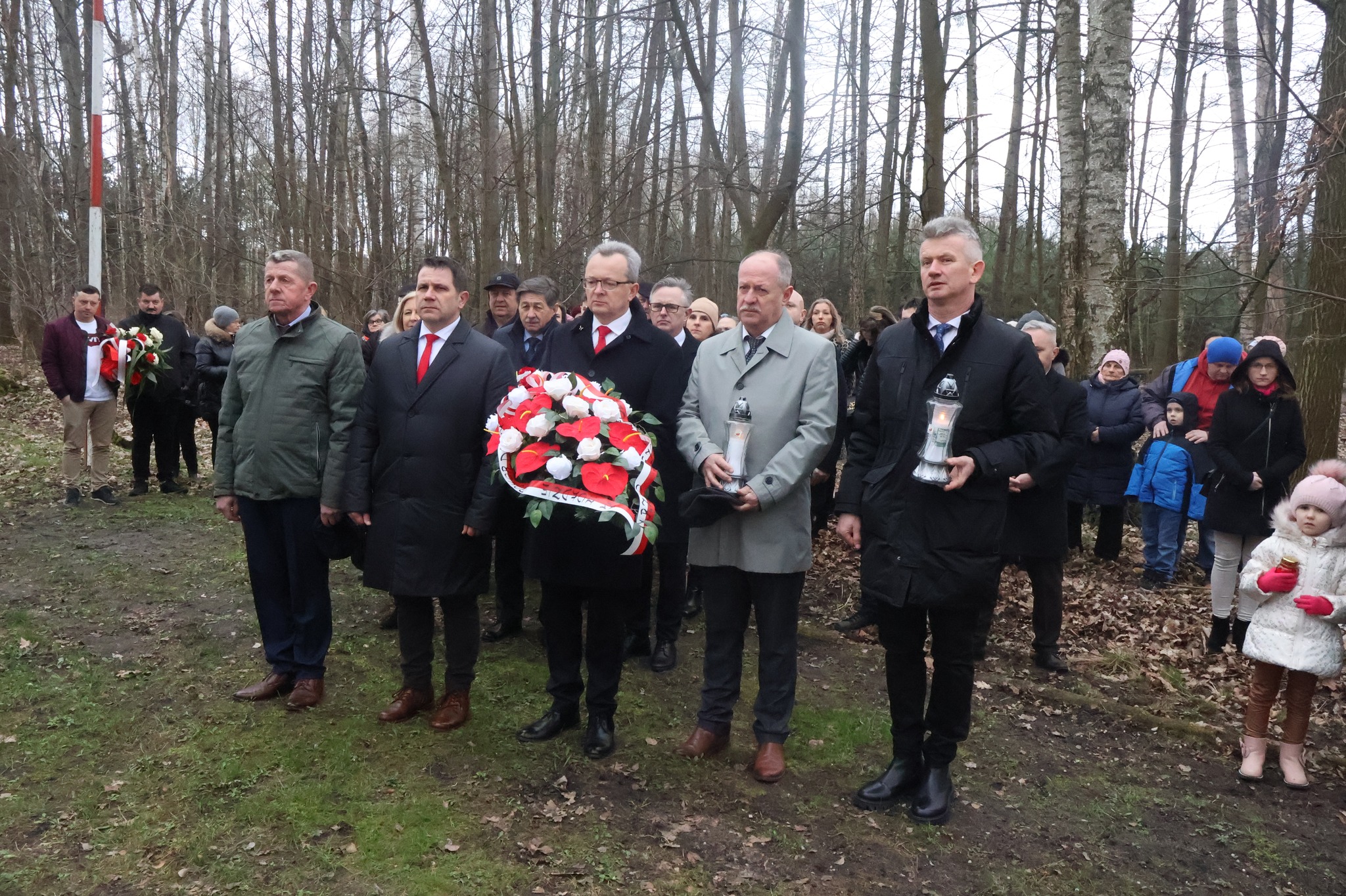 Kwiaty na mogile poległych złożyli przedstawiciele Gminy Zwoleń na czele z Burmistrzem Zwolenia Arkadiuszem Sulimą.