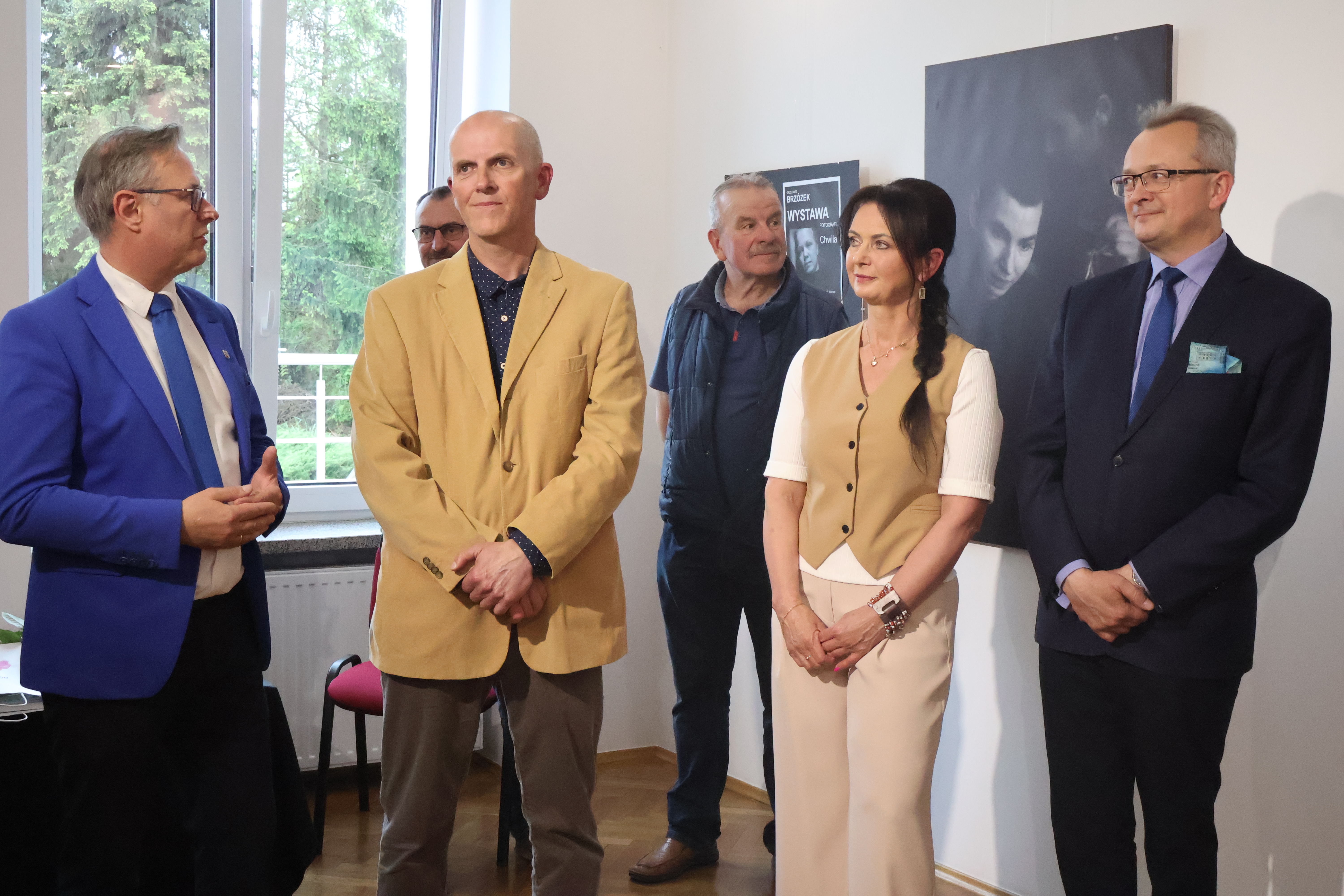 Na zdjęciu są  osoby,  3 mężczyzn i 1 kobieta. Wszyscy stoją. 