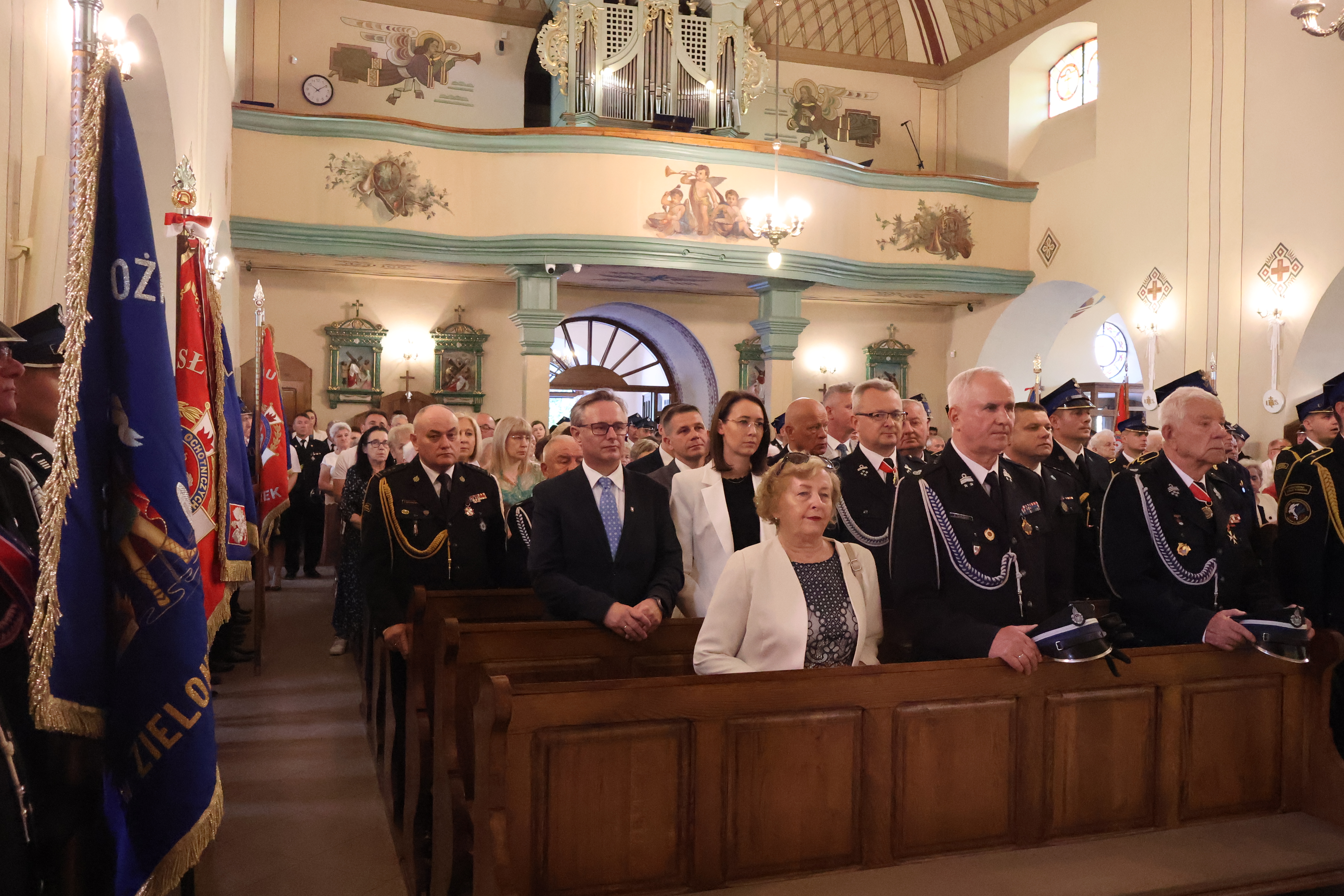 Strażacy podczas mszy świętej w kościele 