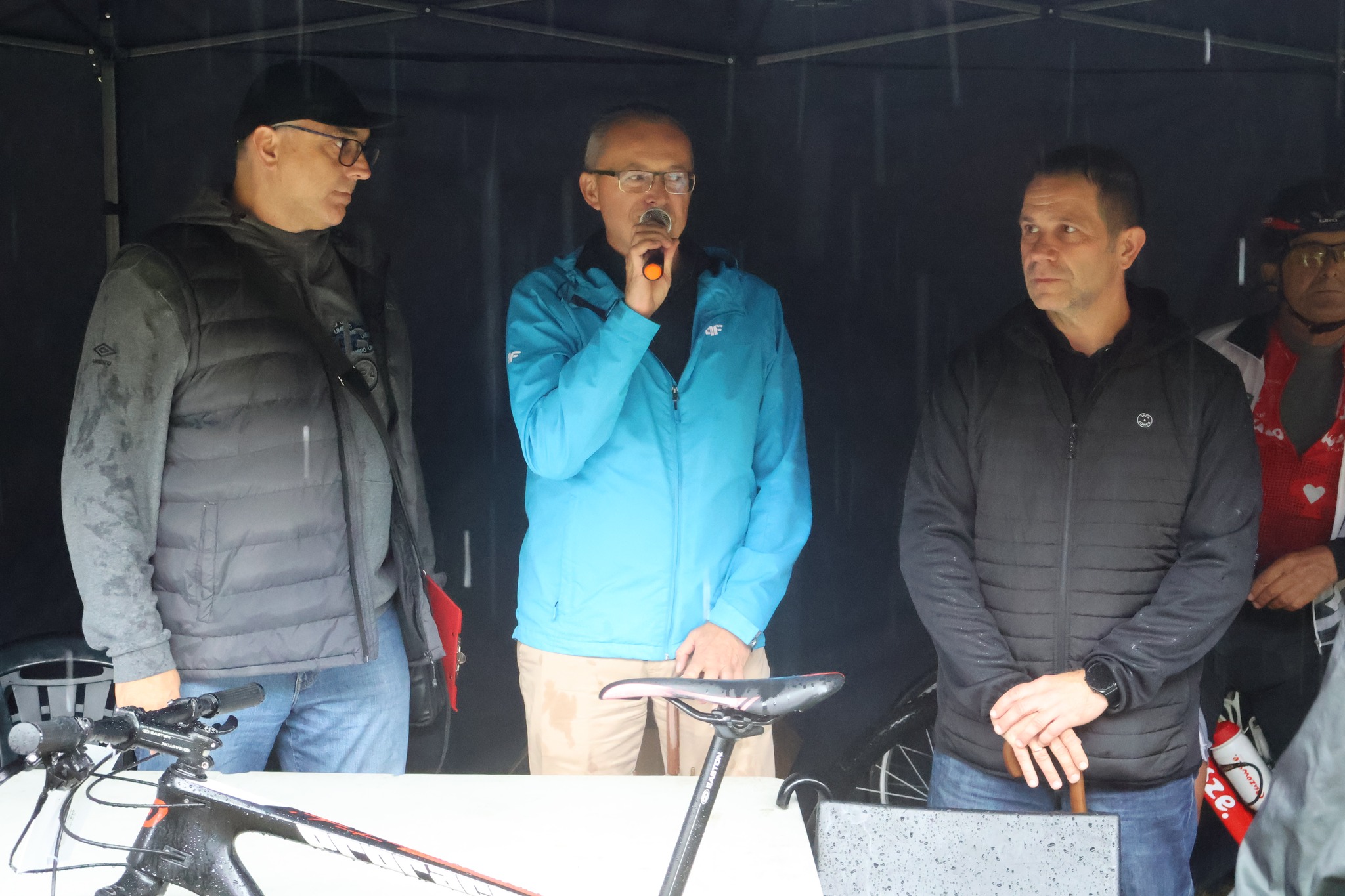 Burmistrz Zwolenia Arkadiusz Sulima dokonał oficjalnego otwarcia wyścigu