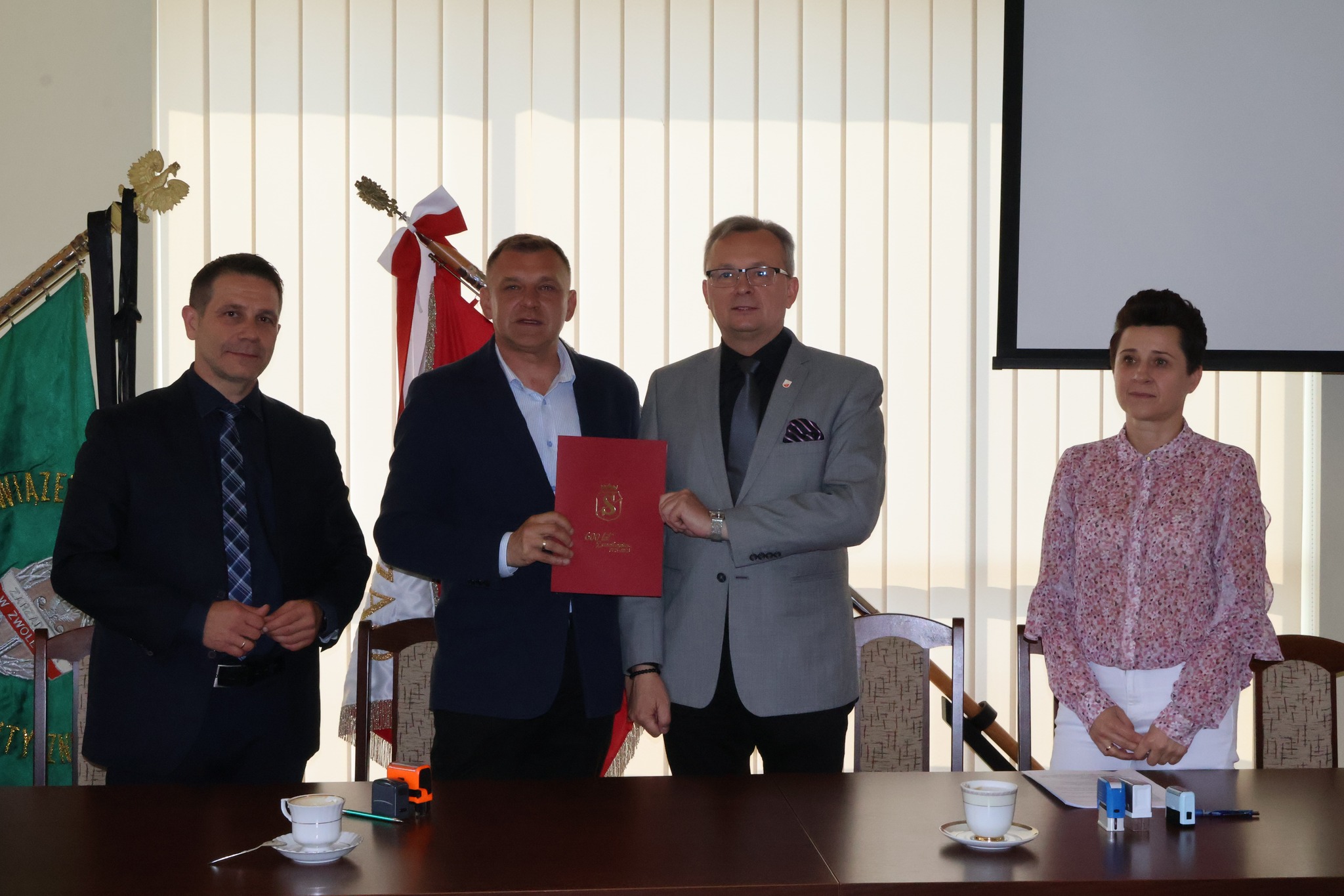 Zdjęcie samorządowców z wykonawcą 