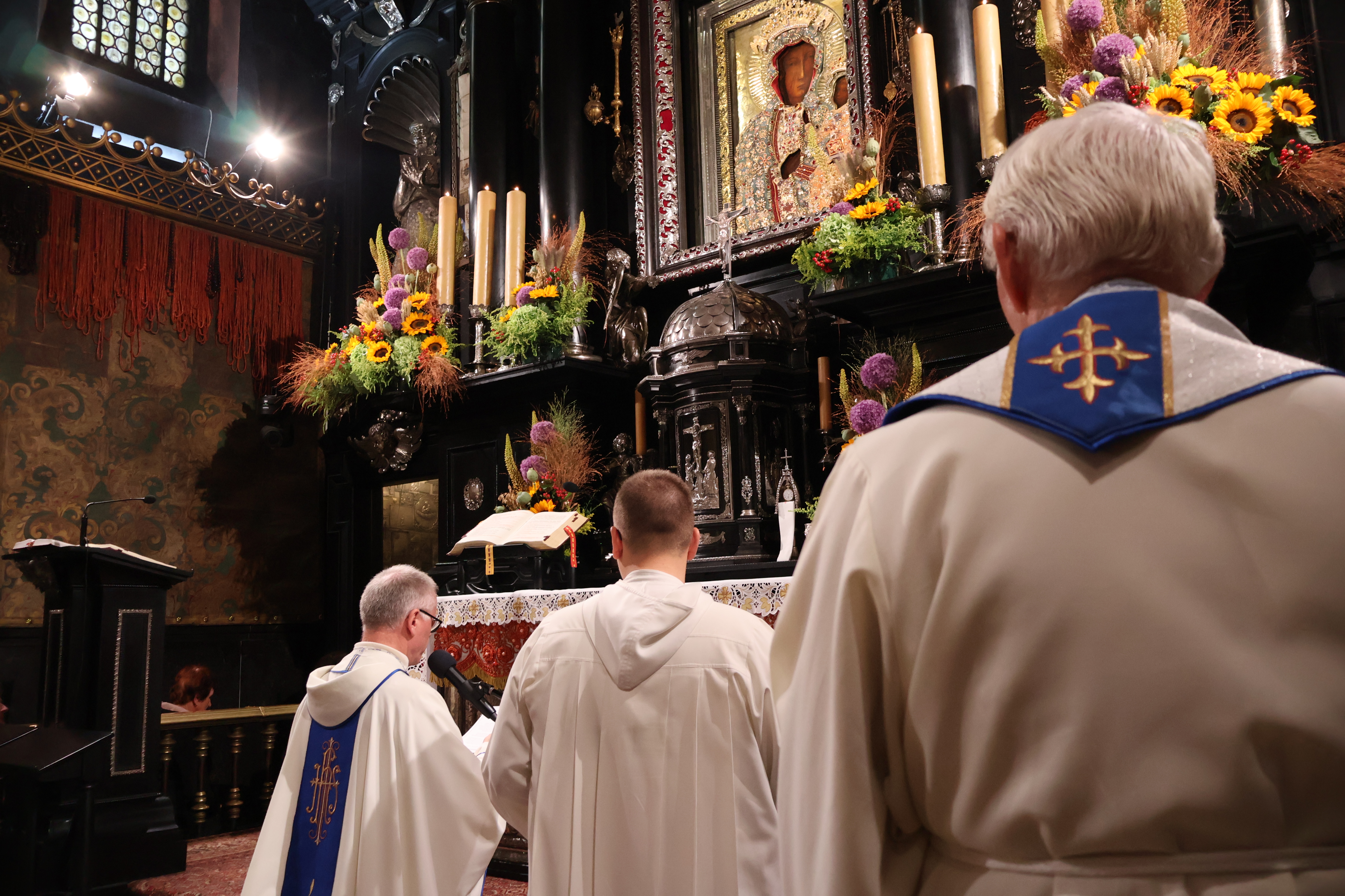 proboszcz podczas indywidualnego odczytania aktu