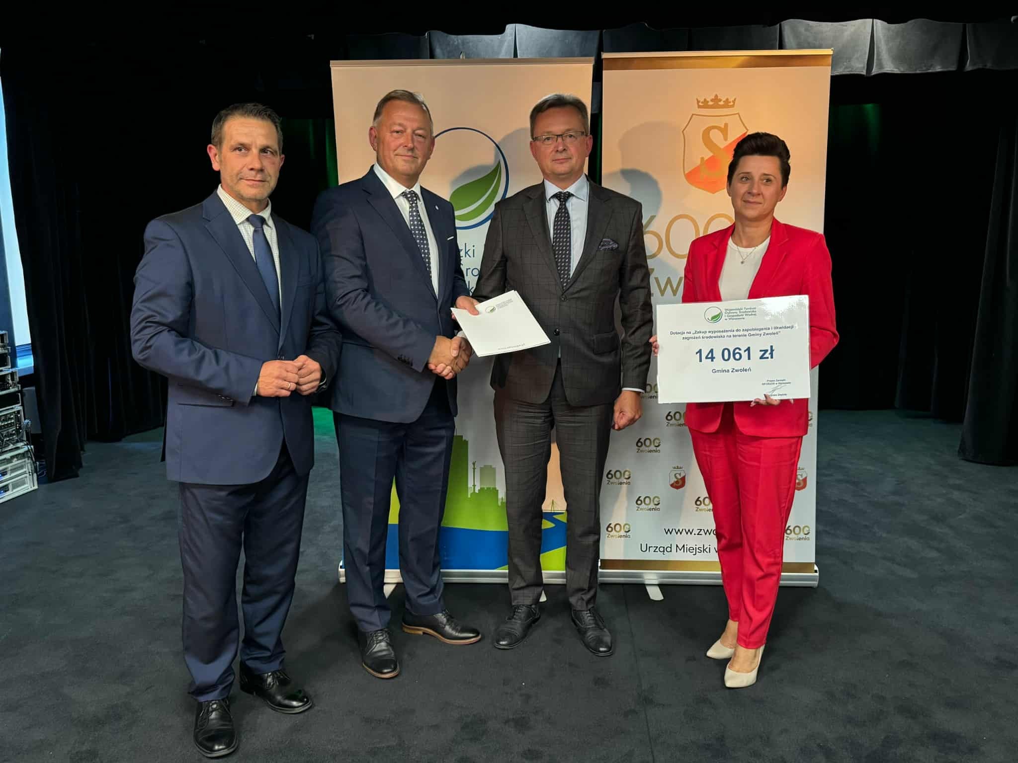 Pamiątkowa fotografia z przekazania umowy