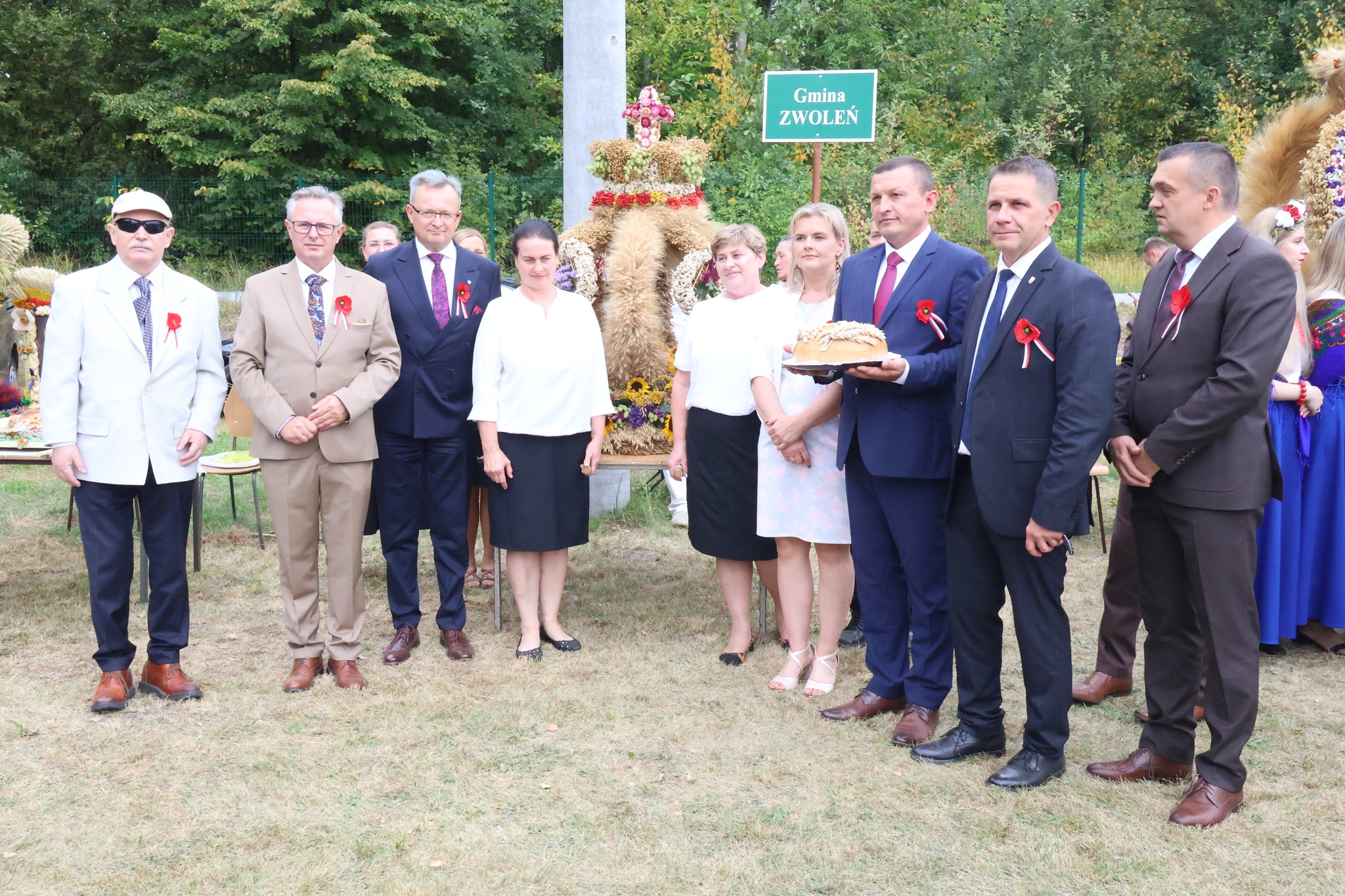 delgacja dożynkowa z wieńcem